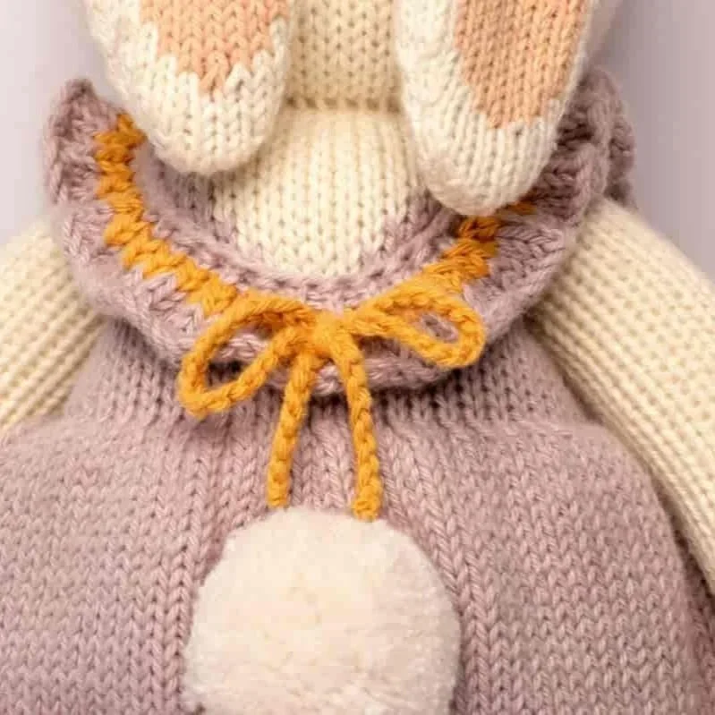 Détail du tricot en coton bio du doudou lapin Qori