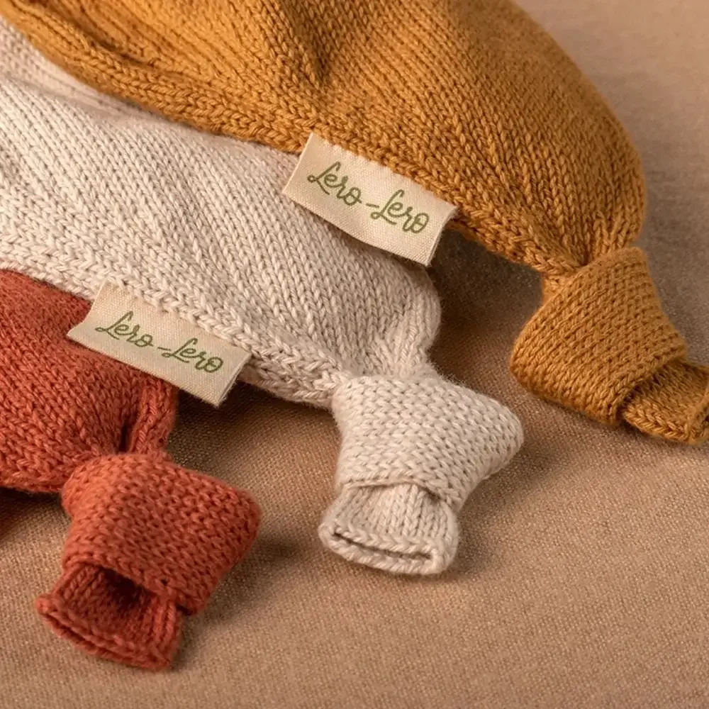Détail sur la partie attache-tétine du doudou lapin