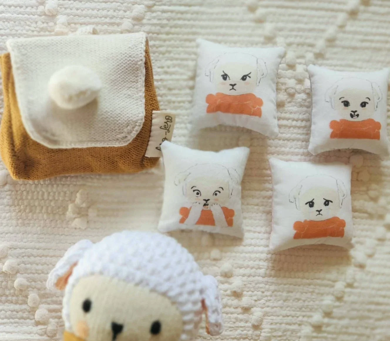 Sac à dos des émotions Nino le mouton caramel à pompon avec coussins émotionnels joie peur colère tristesse