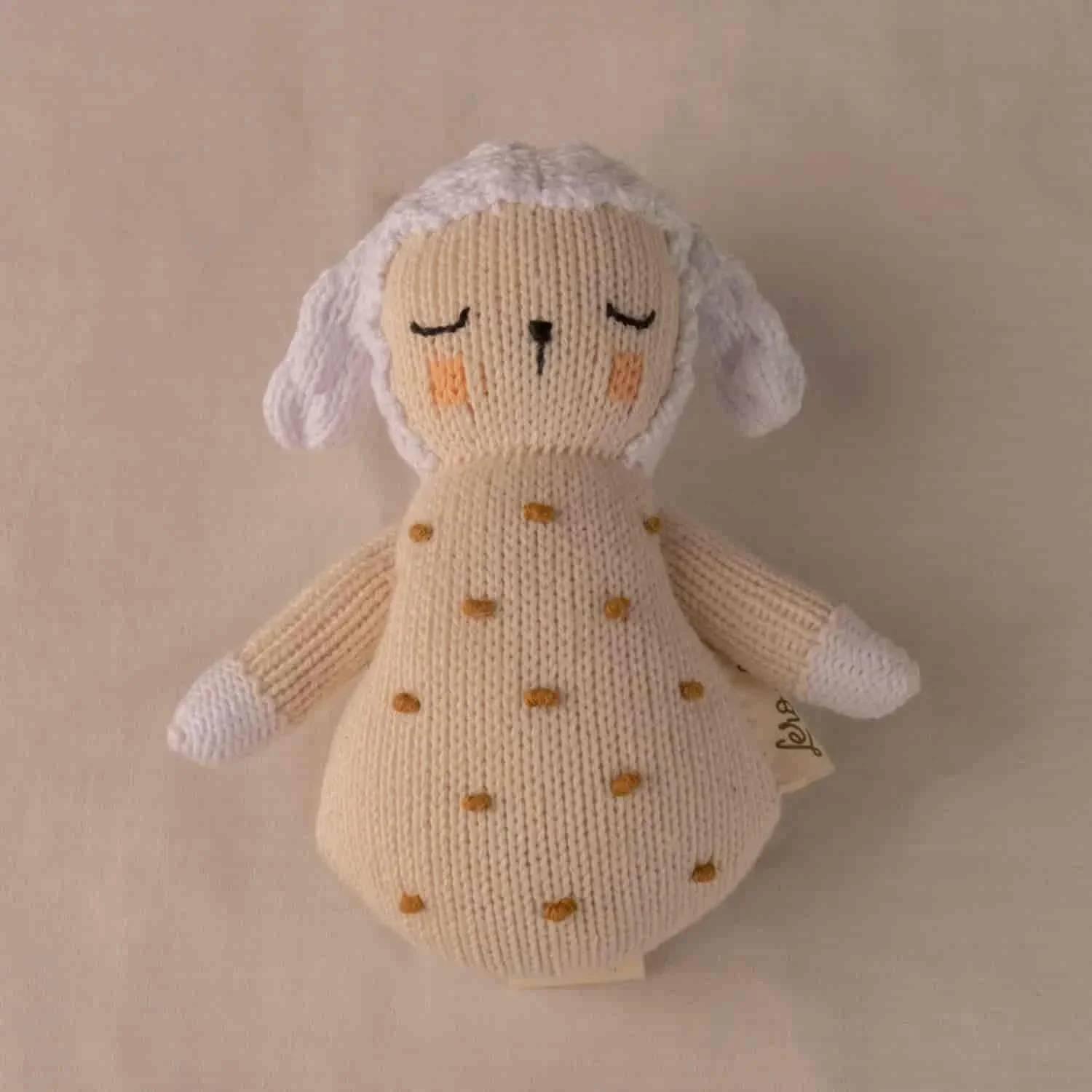 Hochet mouton Nino avec broderies caramel pour bébé tricoté en coton bio avec grelot