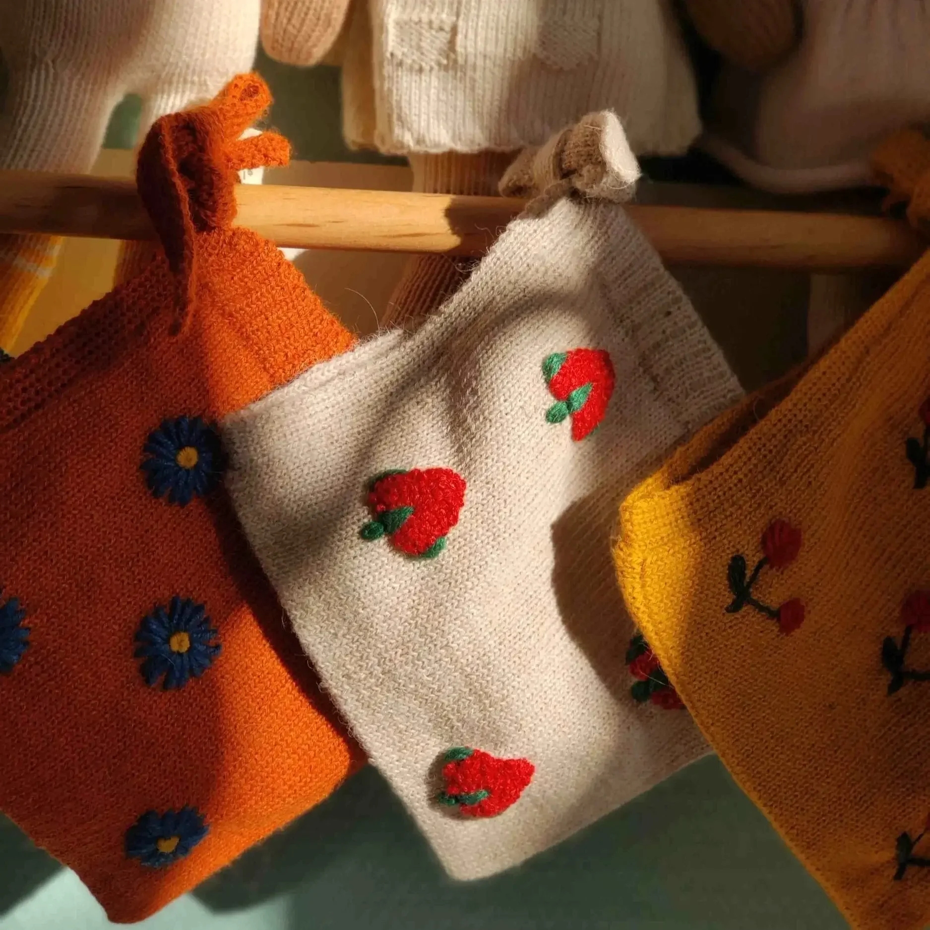 Les bonnets béguin en alpaga sont tricotés avec des broderies artisanales