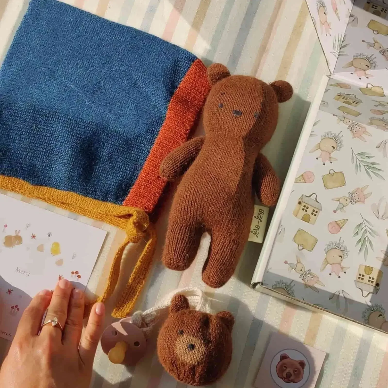 Coffret naissance Alpaga Chocolat et Bleu poétique avec ourson Teddy Bear marron, attache-tétine Mini-Teddy marron et bonnet béguin Alpaga bleu avec une boîte cadeau