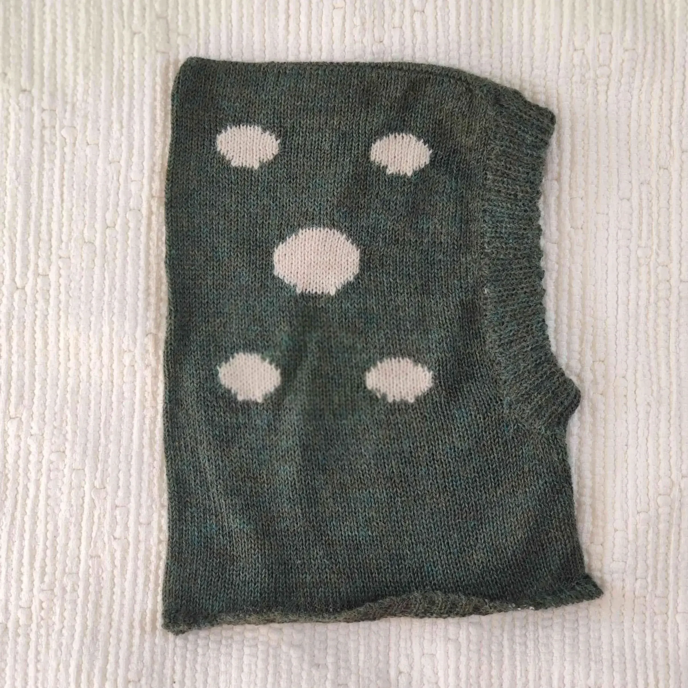 Cagoule verte pour bébé tricotée en laine d'alpaga avec motif champignon