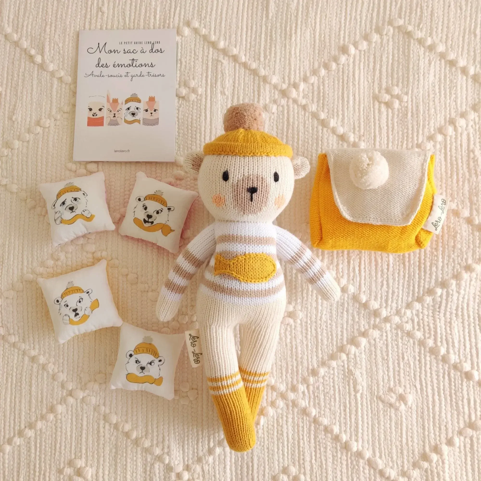 La peluche Yaruc l'Ours Polaire avec son sac à dos des émotions et les coussins émotions : joie, tristesse, colère, peur