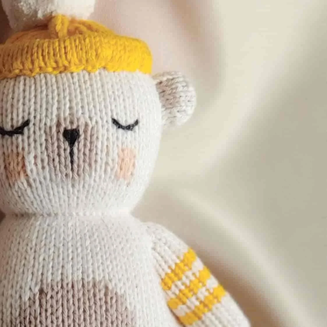 Détail sur le tricot en coton bio du hochet ours polaire Yaruc