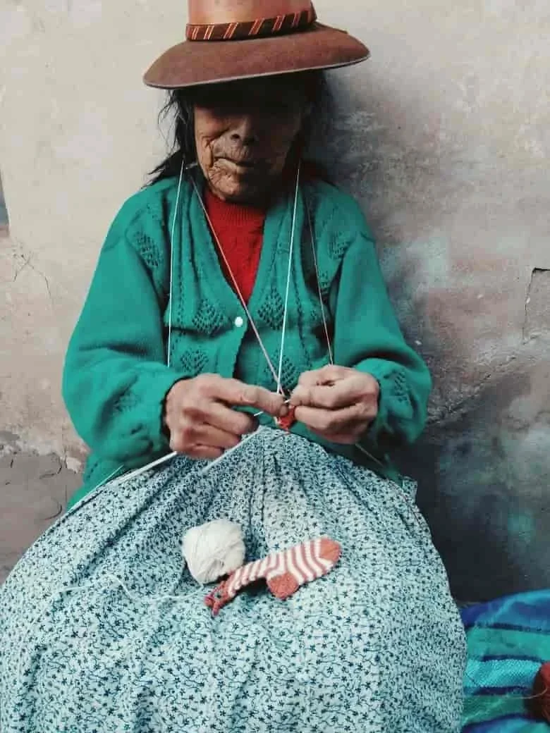 Artisane péruvienne qui tricote un doudou en commerce équitable