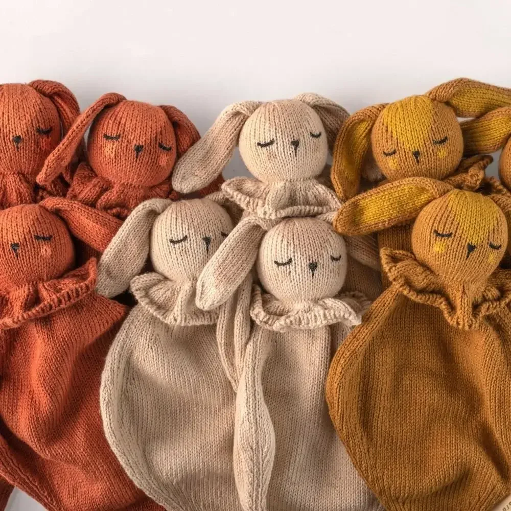 Plusieurs modèles de doudou lapin attache-tétine : blanc, terracotta et caramel