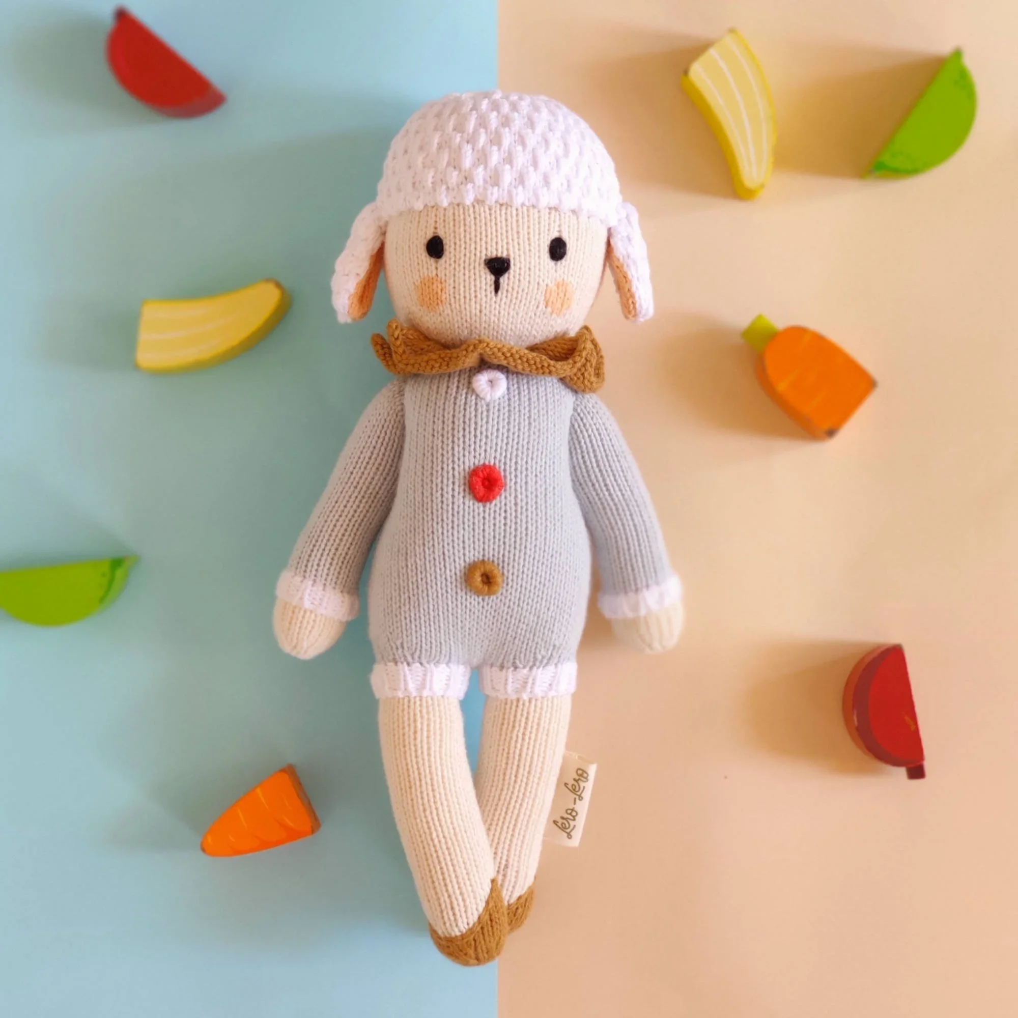 Peluche artisanale tricotée en coton bio Nino Rainbow le mouton