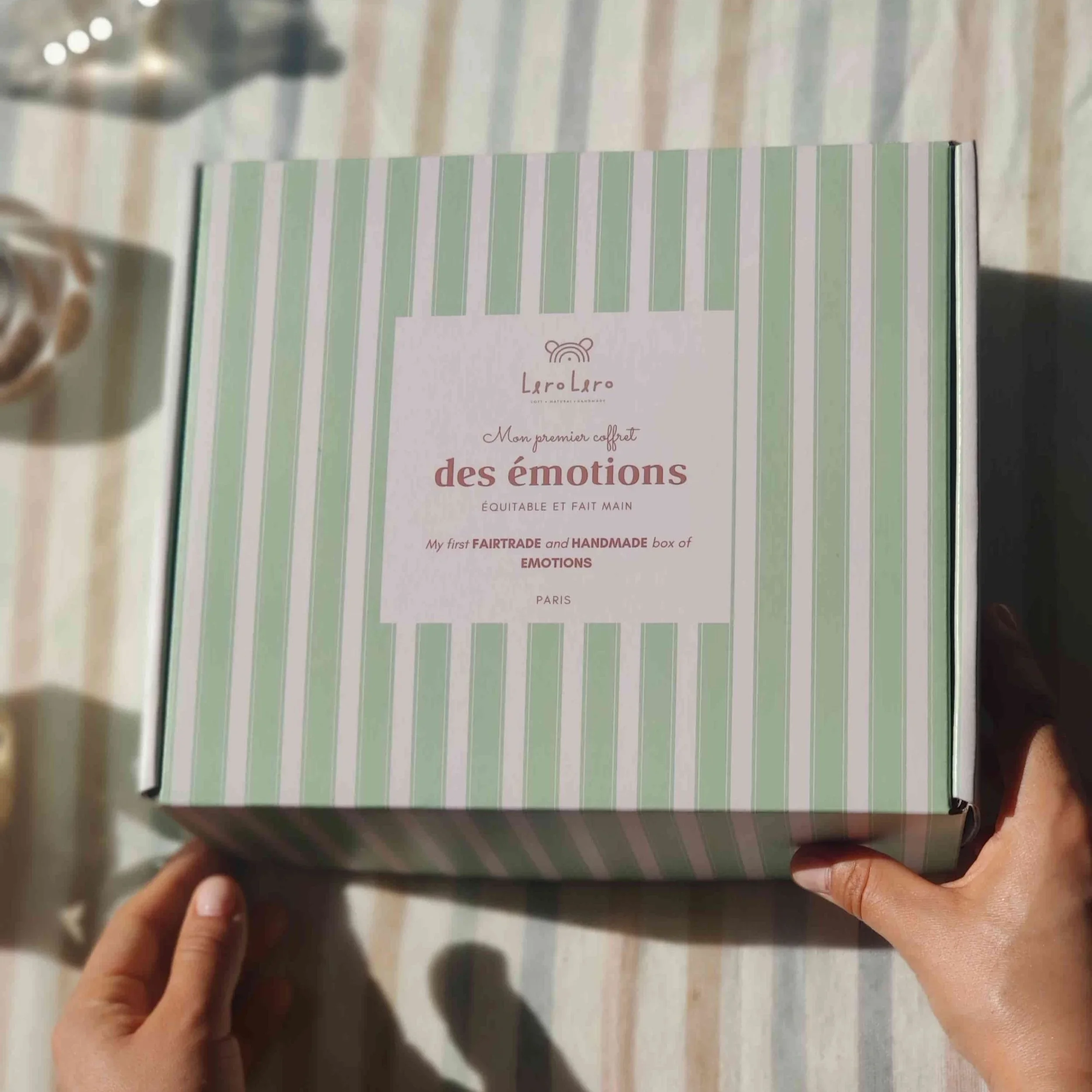 Boîte cadeau dans laquelle est contenu le coffret naissance Qori la lapine