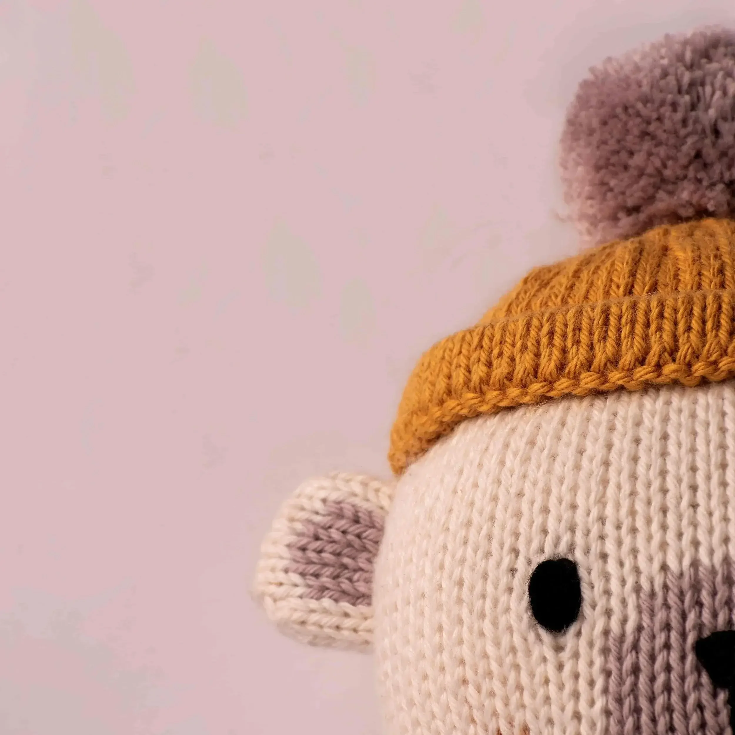 Détail du tricot artisanal en coton bio de la peluche Yaruc