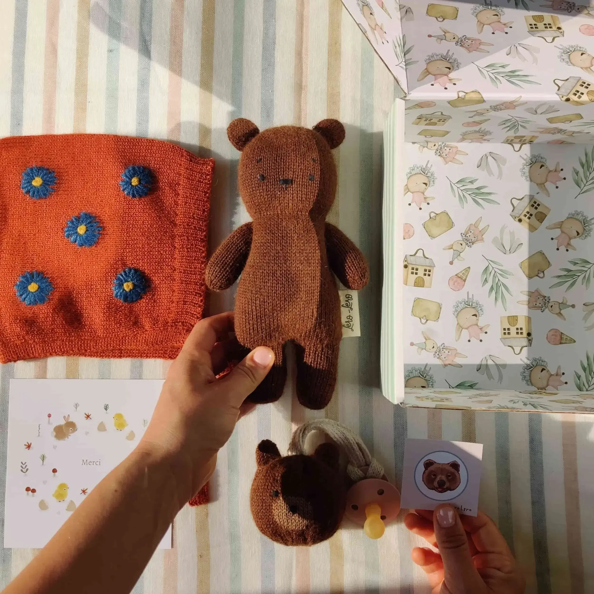Coffret naissance Alpaga Chocolat et Bleu poétique avec ourson Teddy Bear marron, attache-tétine Mini-Teddy marron et bonnet béguin avec broderies de bleuets avec une boîte cadeau