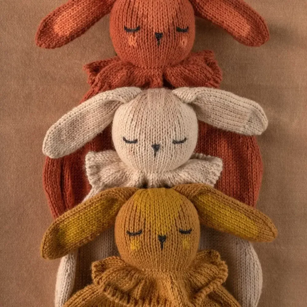 Doudou lapin avec attache-tétine en coton