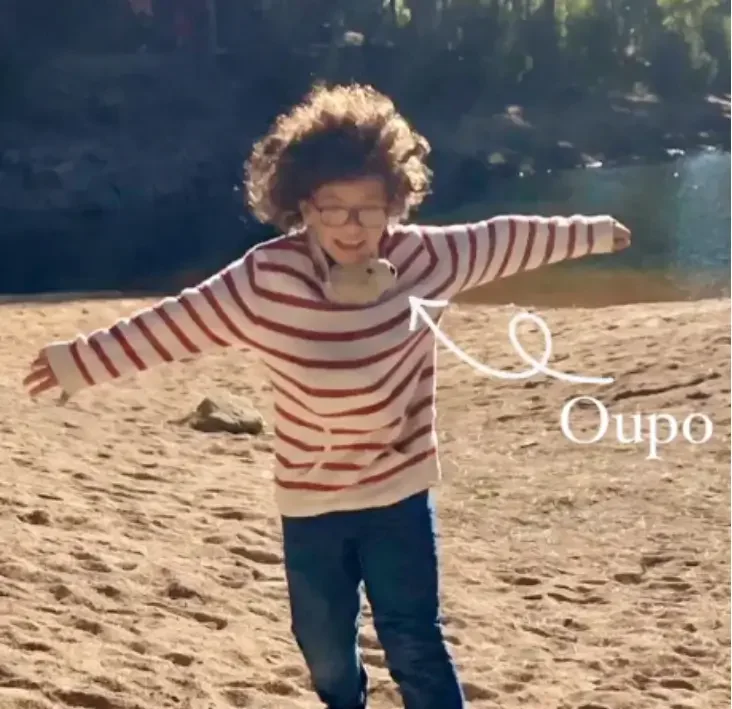 Un enfant hypersensible est heureux sur la plage avec son doudou réconfortant