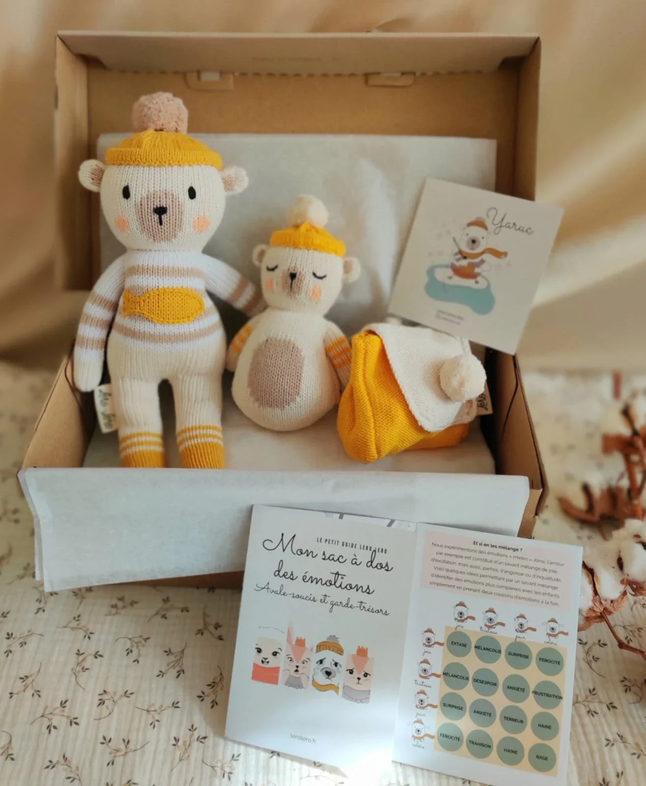 Coffret naissance Yaruc l'Ours Polaire avec la peluche des émotions Yaruc, son sac à dos des émotions à pompon et le hochet dans sa boîte cadeau