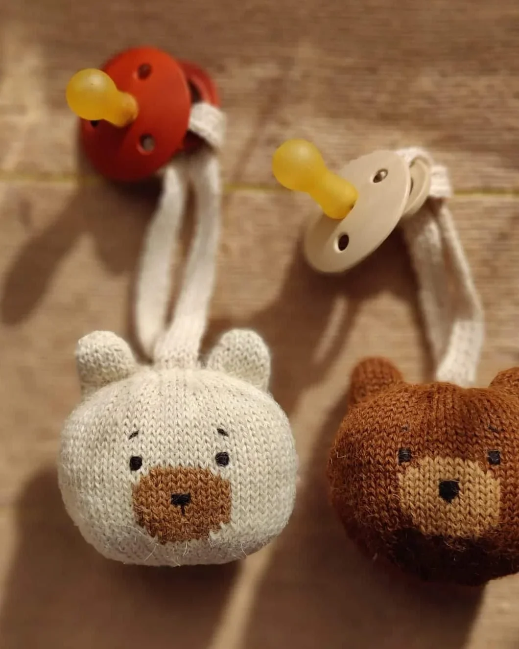Mini Teddy en alpaga de couleur Blanc Neige et Marron Chocolat avec une tétine accrochée