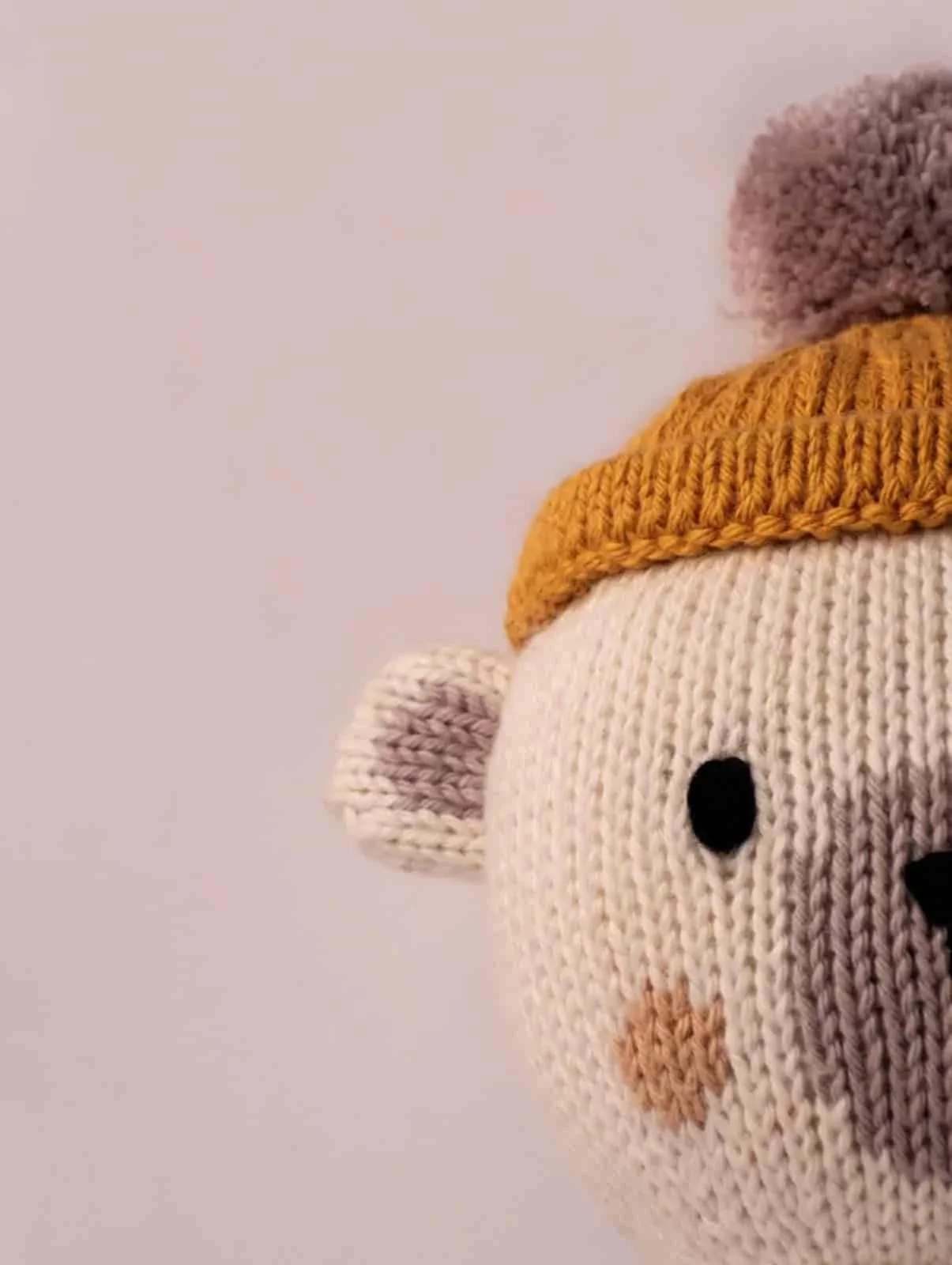 Détail du tricot en coton bio de la peluche ours polaire Yaruc
