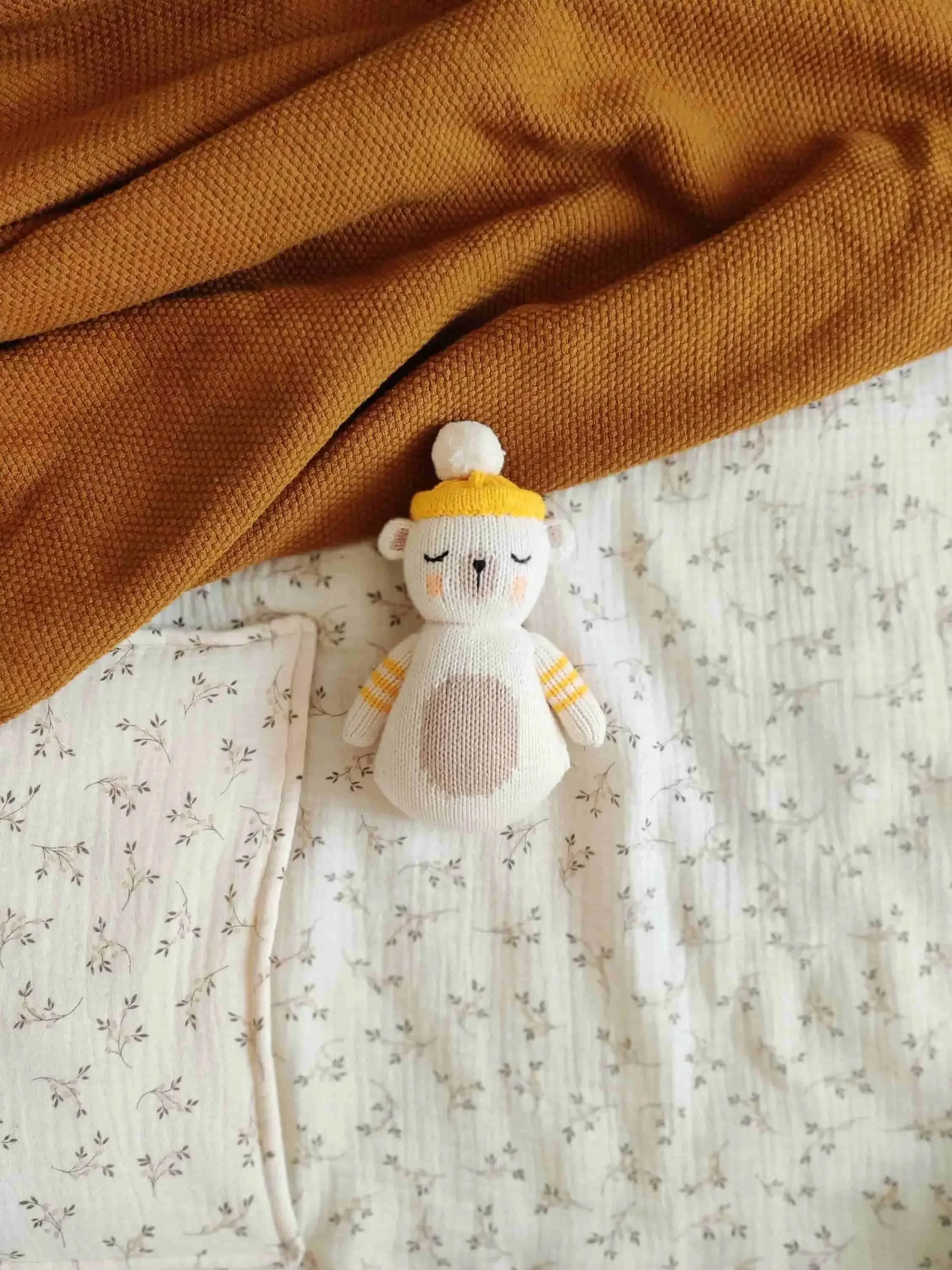 Hochet ours polaire Yaruc pour éveiller les nouveau-nés sur un lit