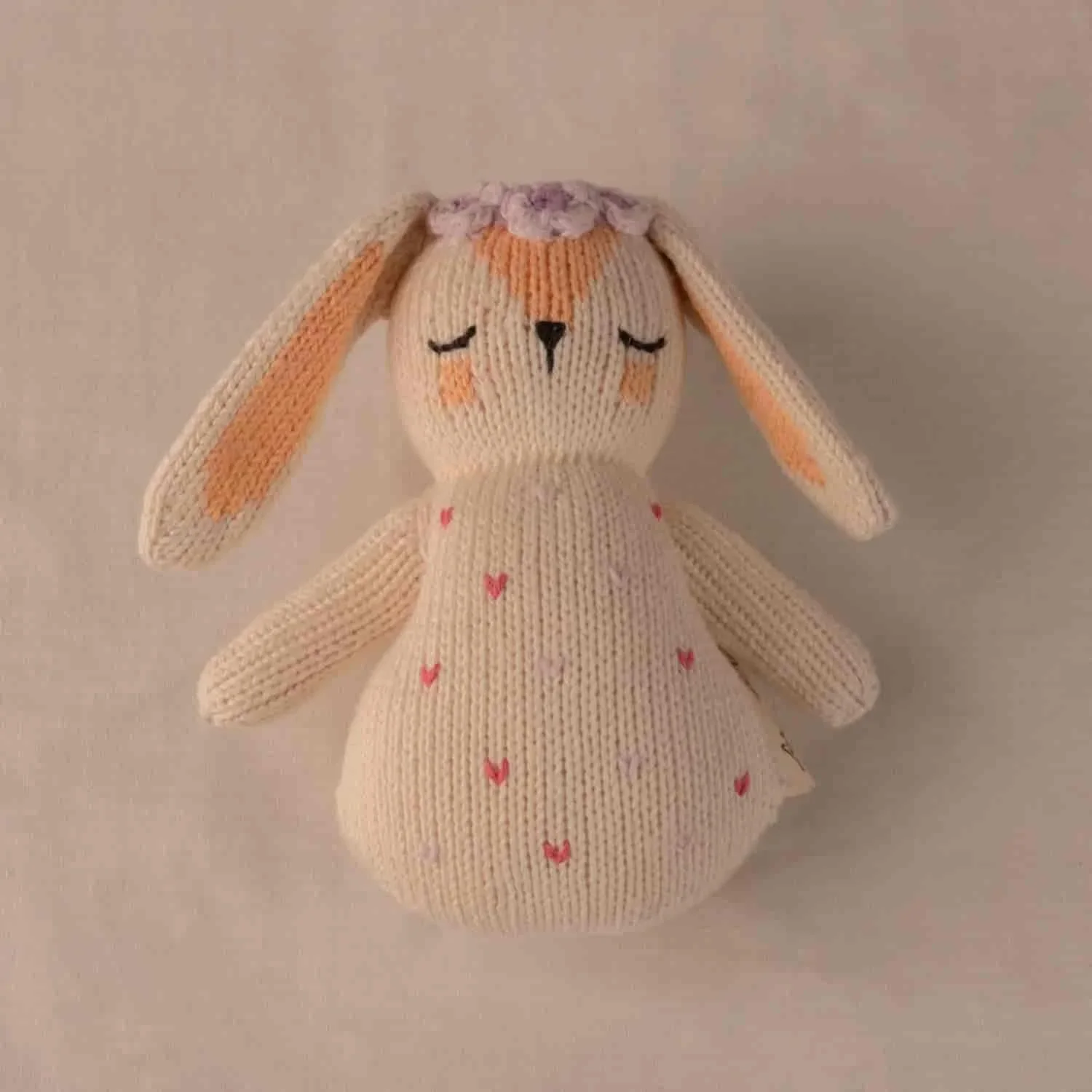Hochet lapin Qori en coton – Premier compagnon d'éveil dès la naissance