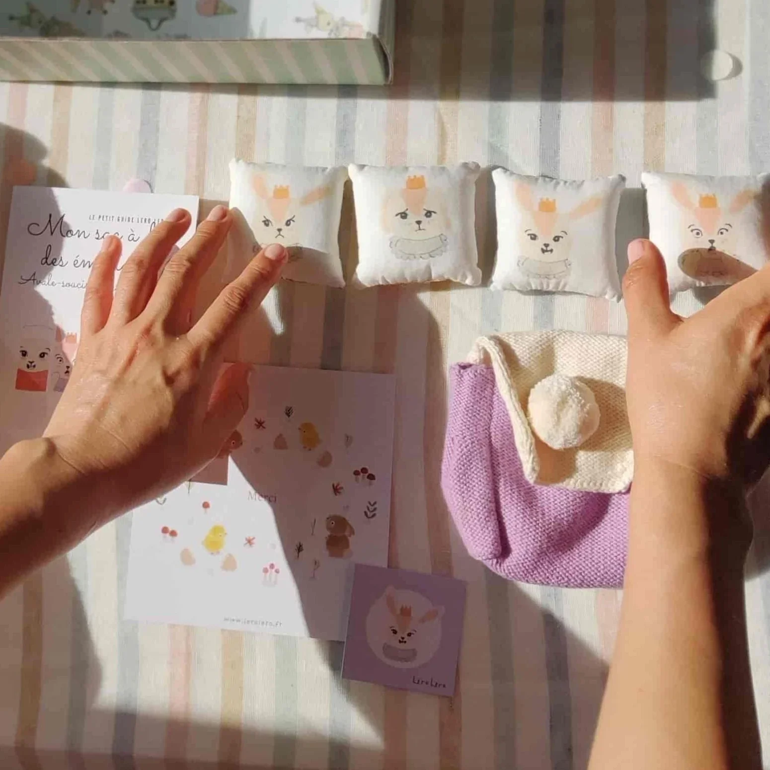 Sac a dos des émotions Qori violet avec pompon