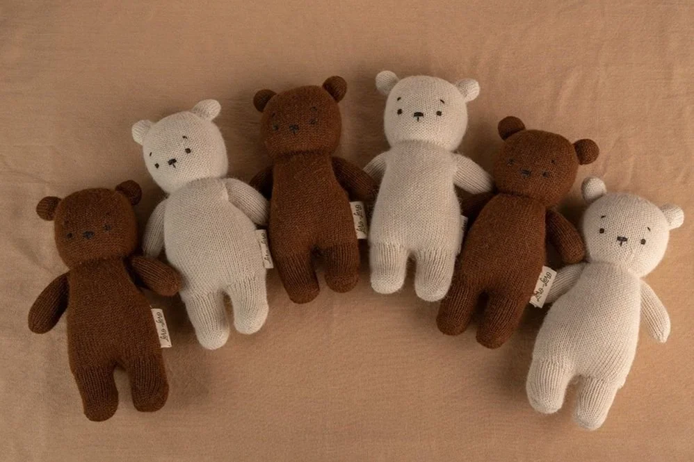 Plusieurs doudous oursons Teddy Bear tricotés en alpaga