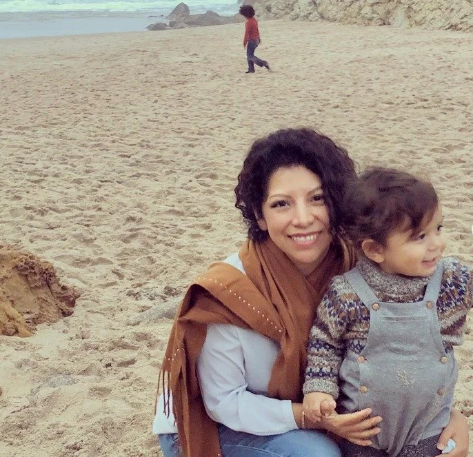 Andrea la créatrice de Lero Lero est sur la plage avec son fils hypersensible souriant
