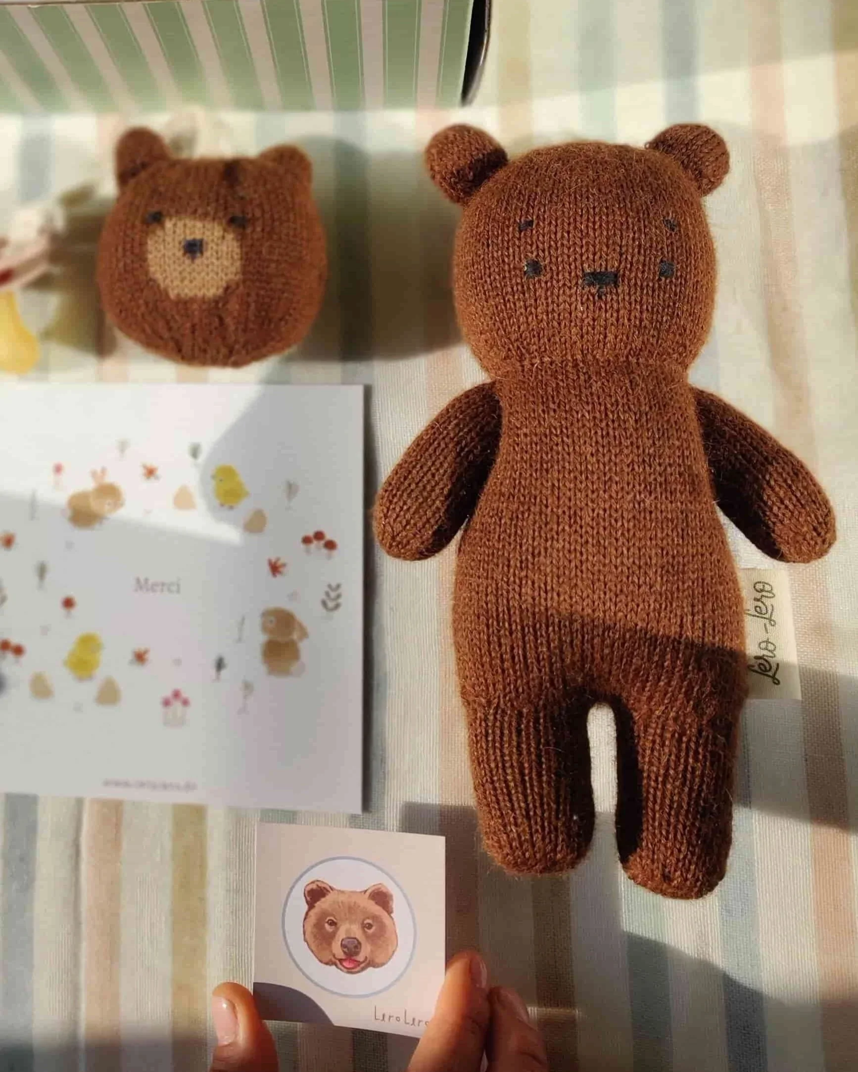 Coffret naissance composé d'un ourson et d'un attache-tétine couleur chocolat tricotés artisanalement en laine d'alpaga