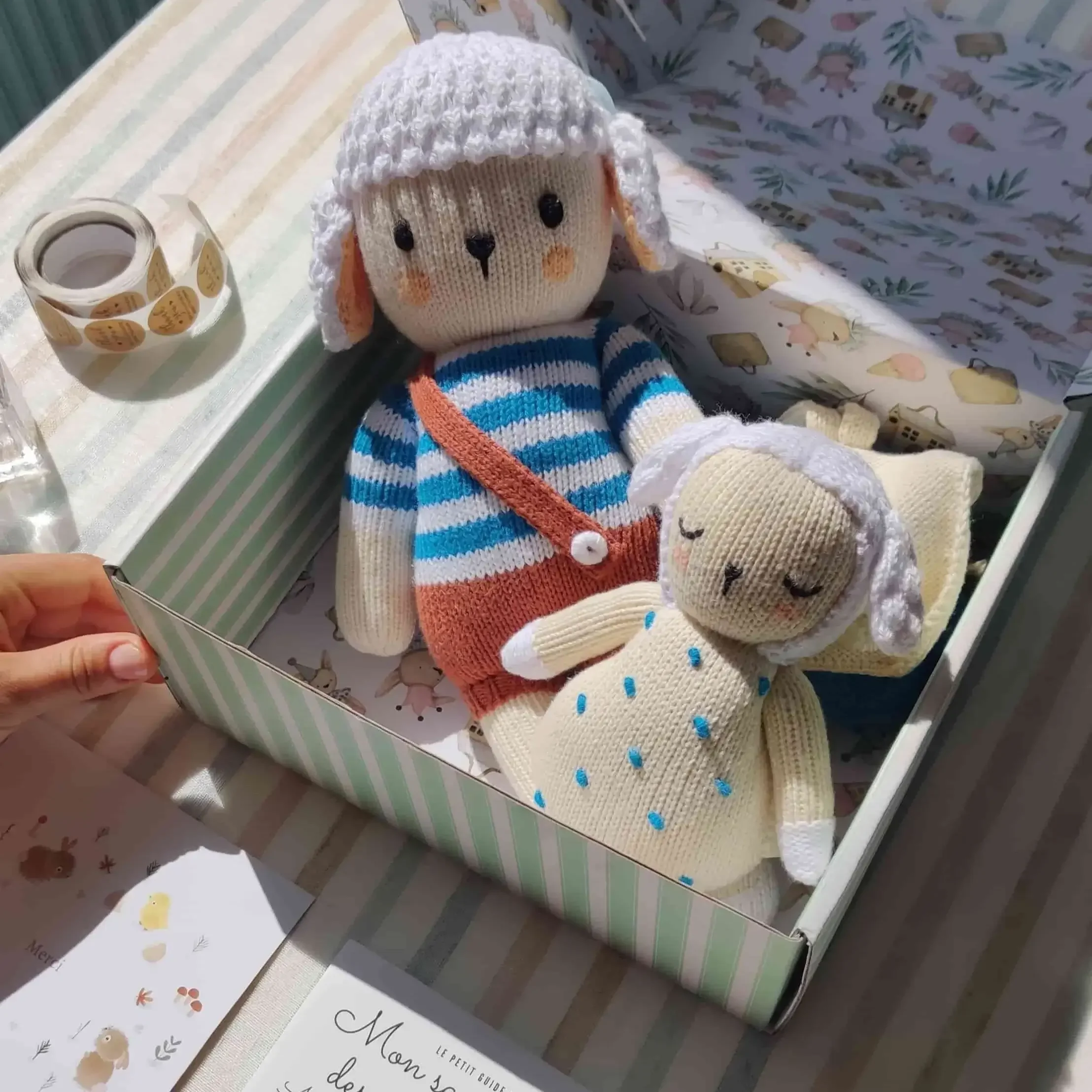 Idée de coffret cadeau avec peluche des émotions Nino Marin et hochet