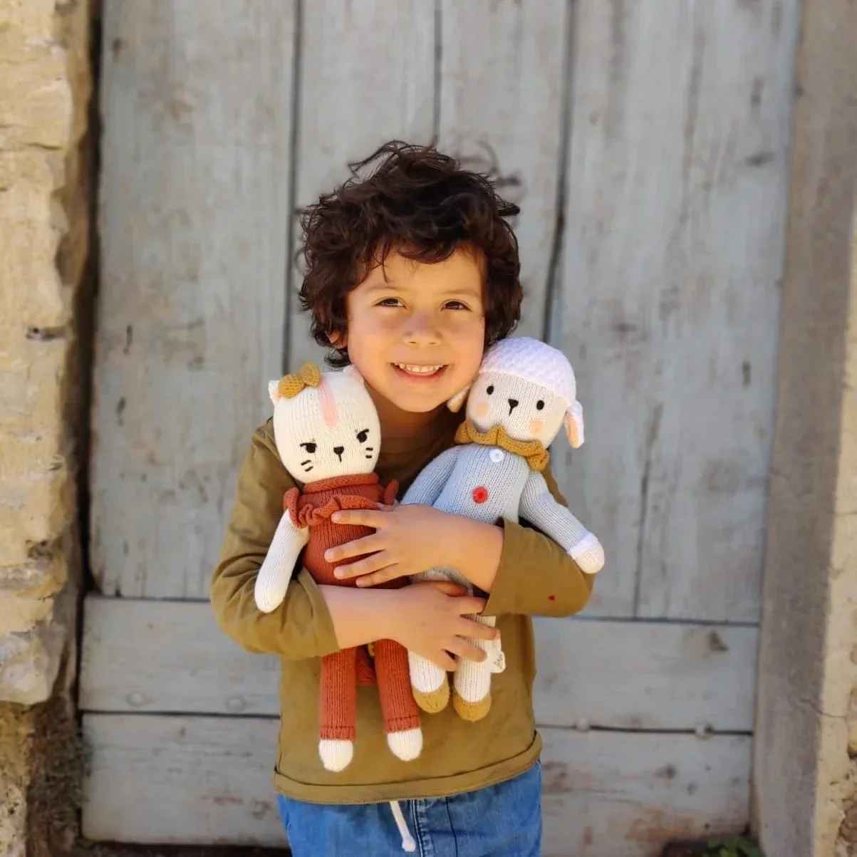 Enfant jouant avec la peluche des émotions Ima