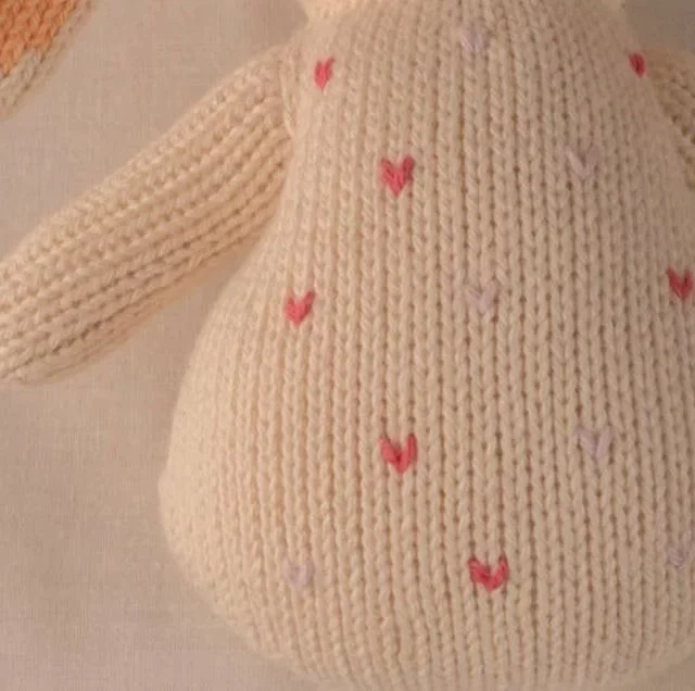 Détail sur le tricot en coton bio du hochet lapin Qori