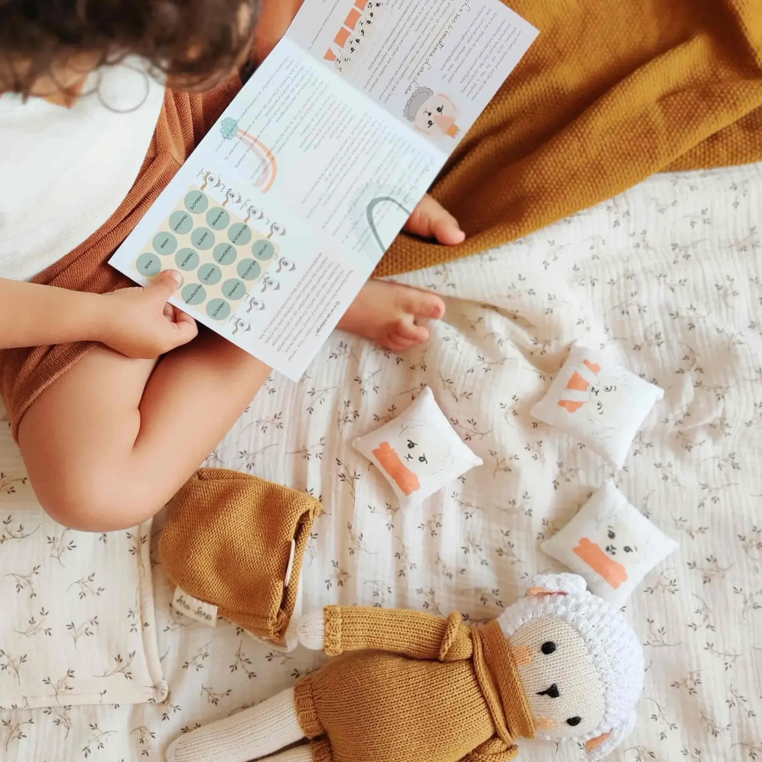 Enfant jouant avec la peluche des émotions Nino Caramel