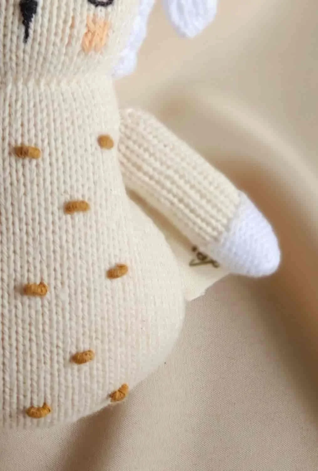 Détail sur le tricot en coton bio du hochet mouton Nino