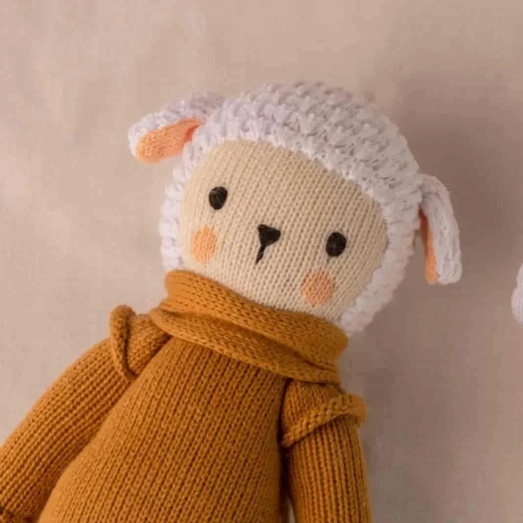 Nino Caramel, le mouton courageux, doudou artisanal en coton