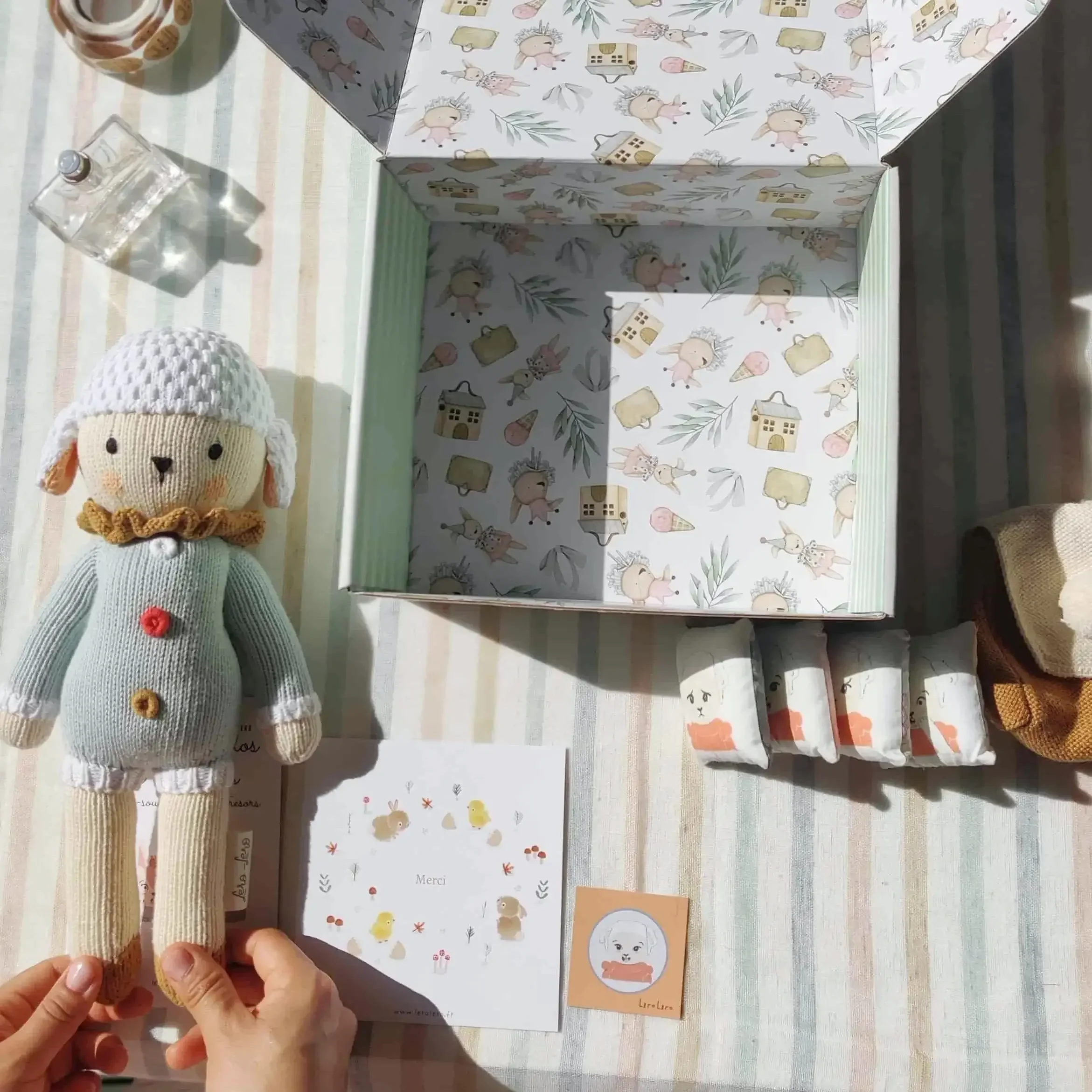 Coffret cadeau de la peluche des émotions Nino Rainbow