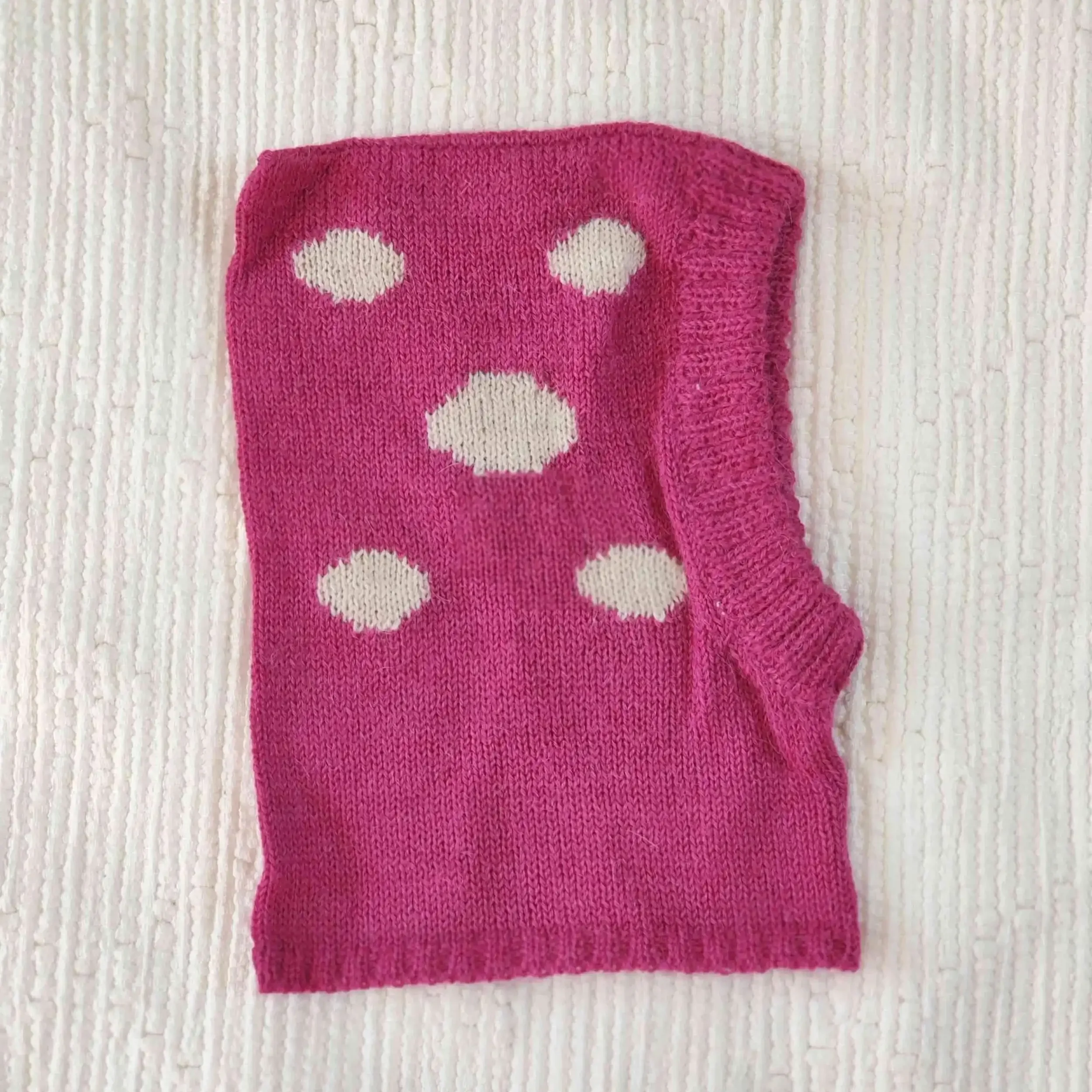 Cagoule rose fuchsia pour bébé tricotée en laine d'alpaga avec motif champignon