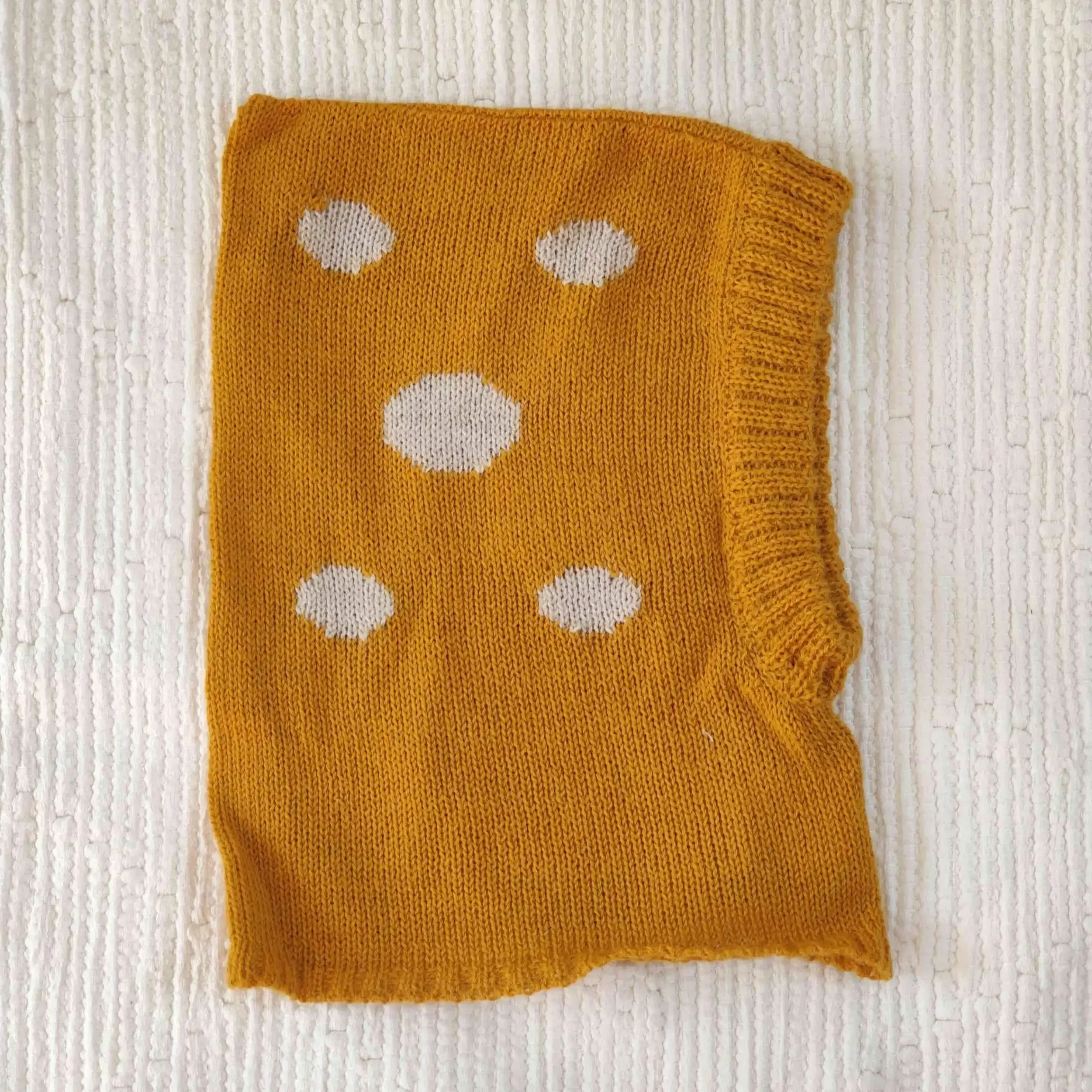 Cagoule jaune pour bébé tricotée en laine d'alpaga avec motif champignon