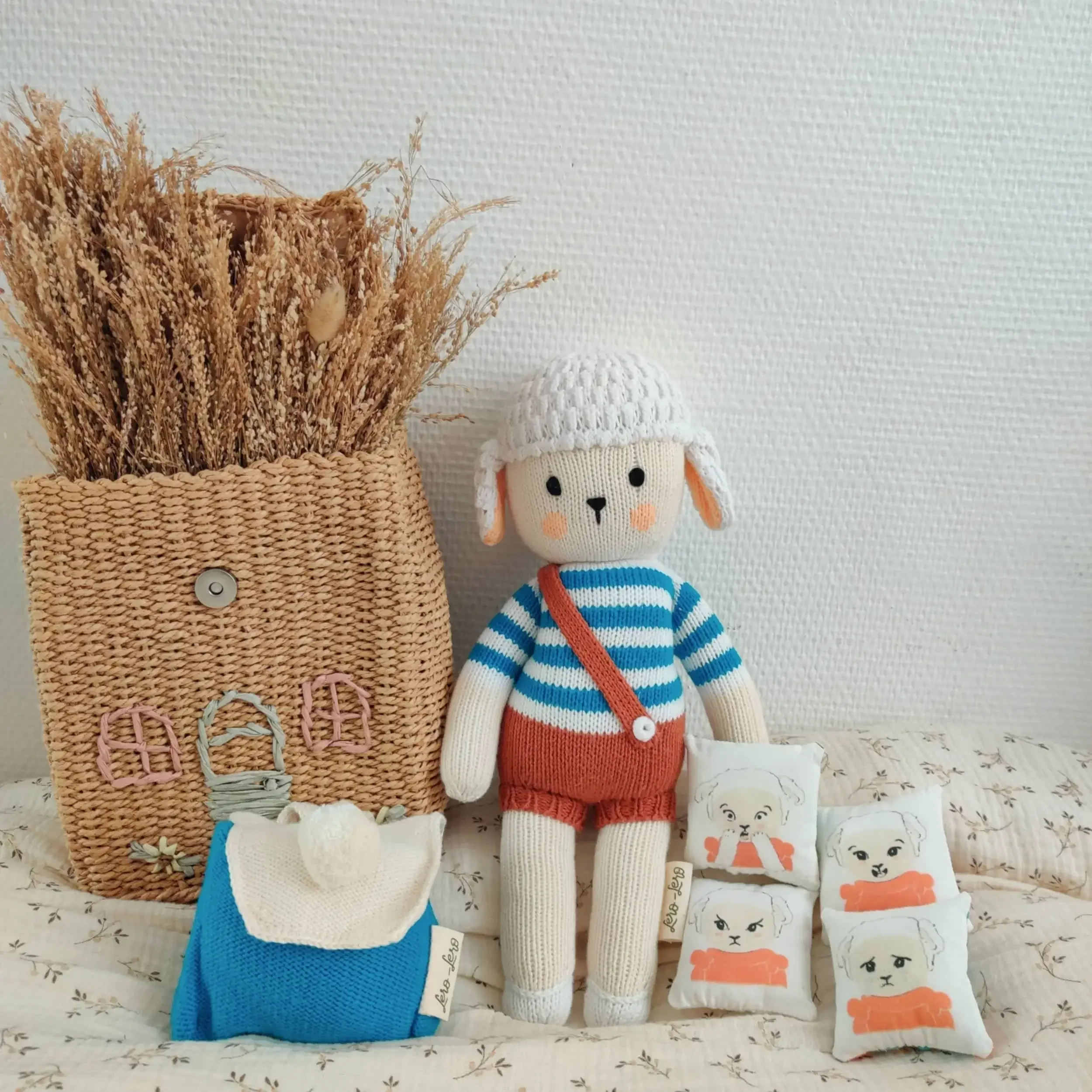 Peluche Nino Marin le Mouton assis à côte de son sac à dos des émotions