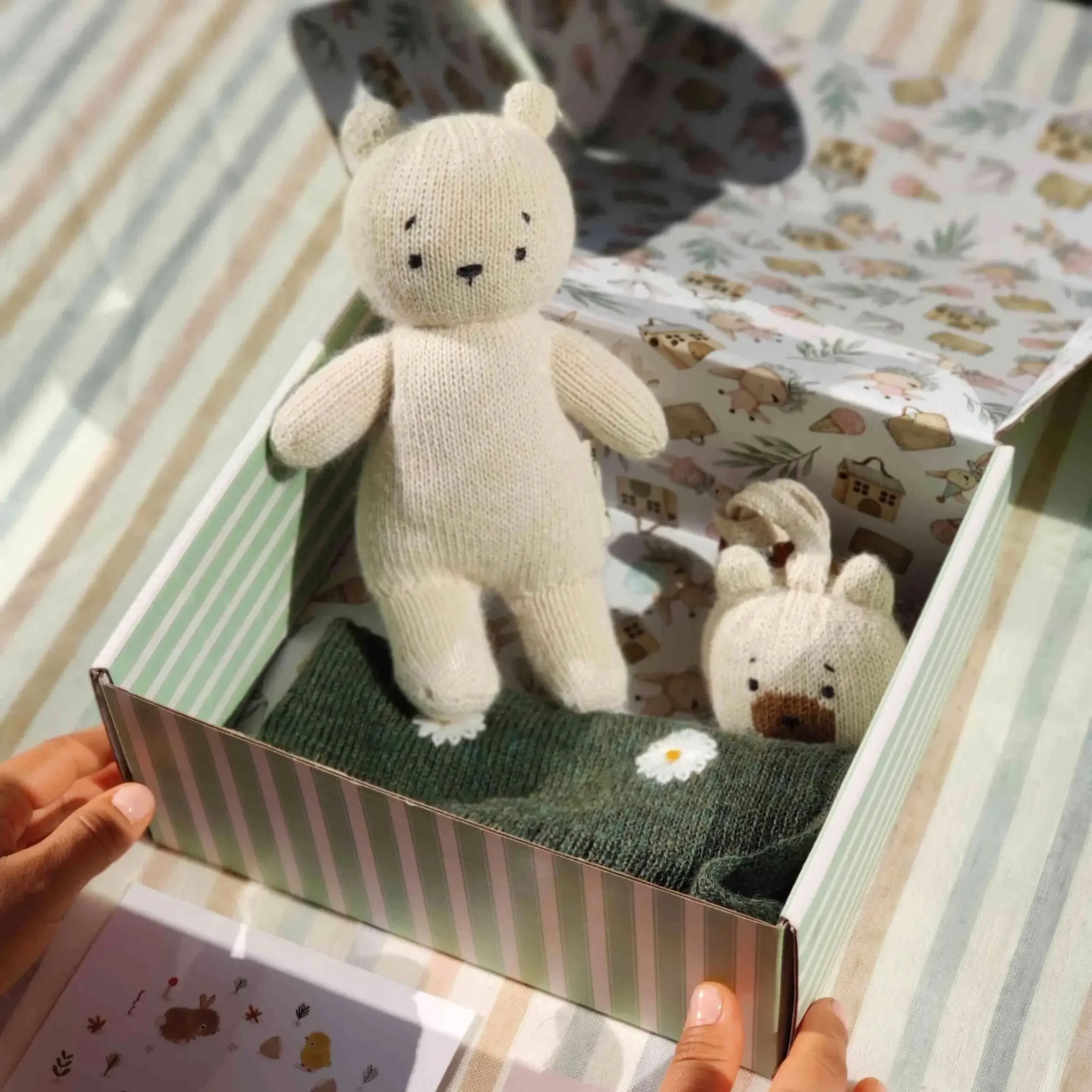 Coffret naissance Alpaga Neige avec ourson Teddy Bear blanc, attache-tétine Mini-Teddy blanc et bonnet béguin en alpaga dans une boîte cadeau