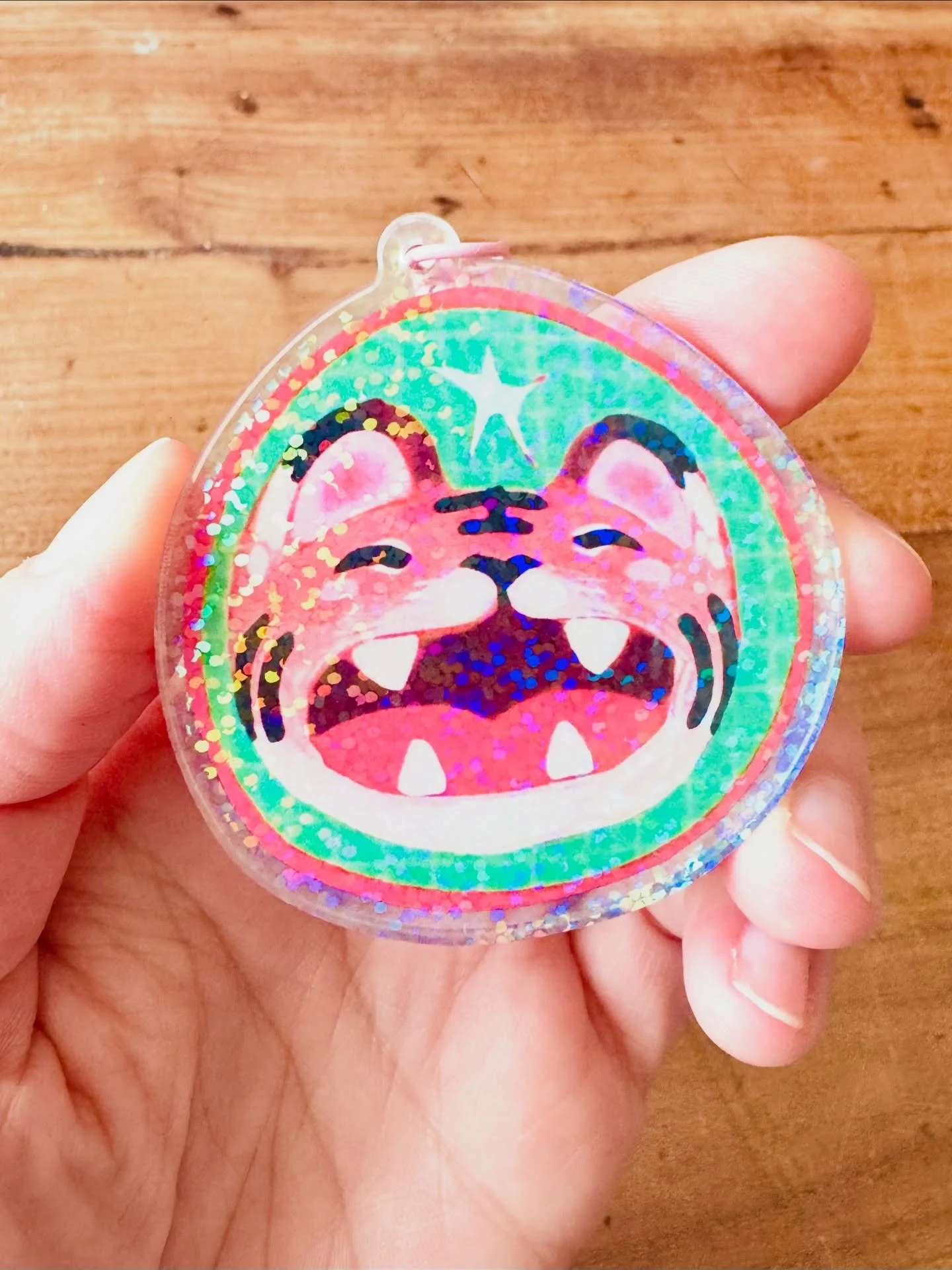 TIGRE en porte-cl&eacute;s!
Je vous avais dit qu&rsquo;il y aurait des nouveaut&eacute;s sur mon site, alors en voici une premi&egrave;re ici (mais tout est en ligne d&eacute;j&agrave; !!)
Alors vous aimez ?? Il est mignon avec toutes ses paillettes 