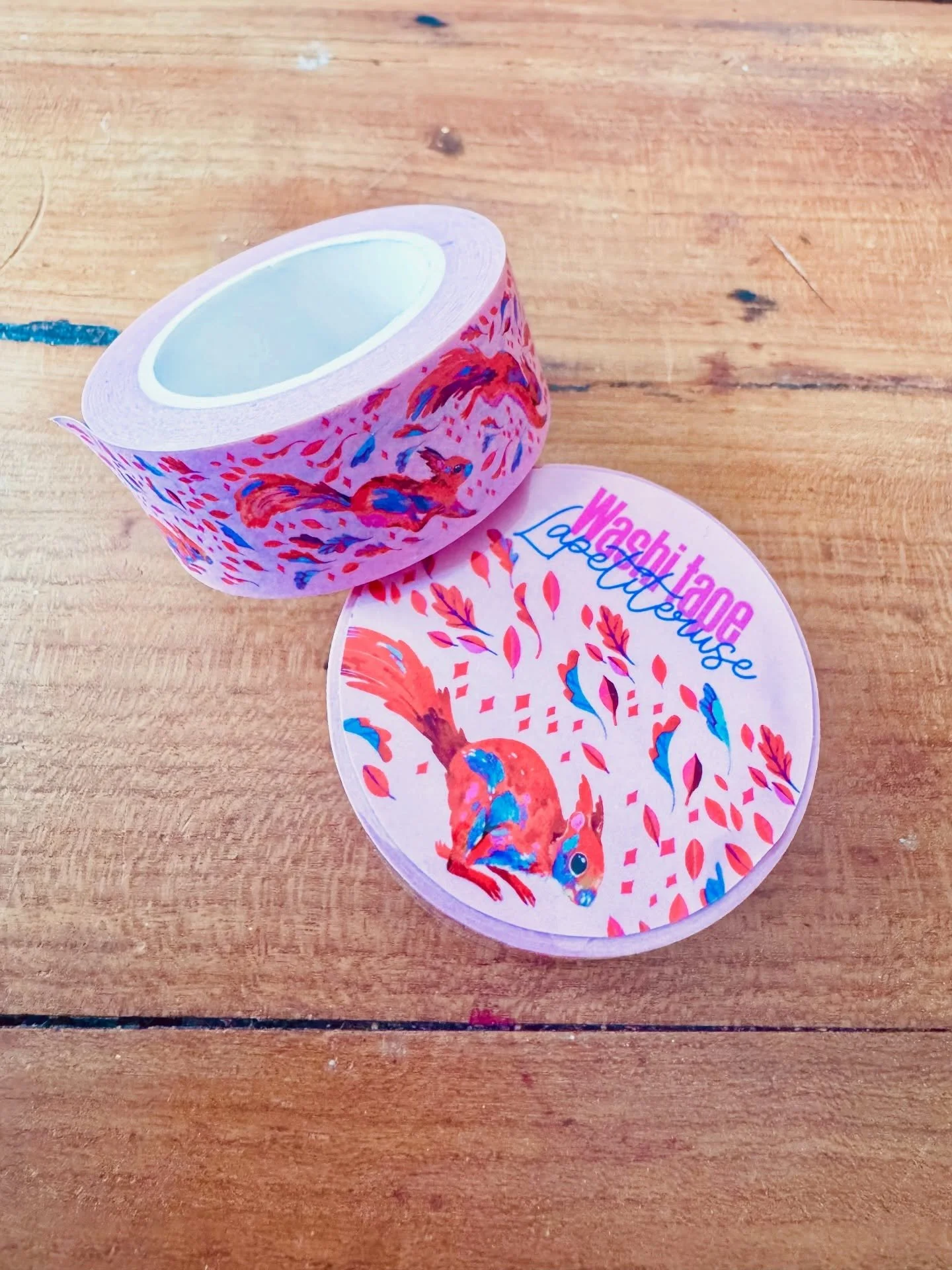 WASHI !
J&rsquo;ai cr&eacute;&eacute; mon premier washi tape et il est en ligne dans la boutique. Si vous aimez les &eacute;cureuils c&rsquo;est le moment de craquer !!
Bonne soir&eacute;e &hearts;️

#ecureuil #washitape #stationery #art