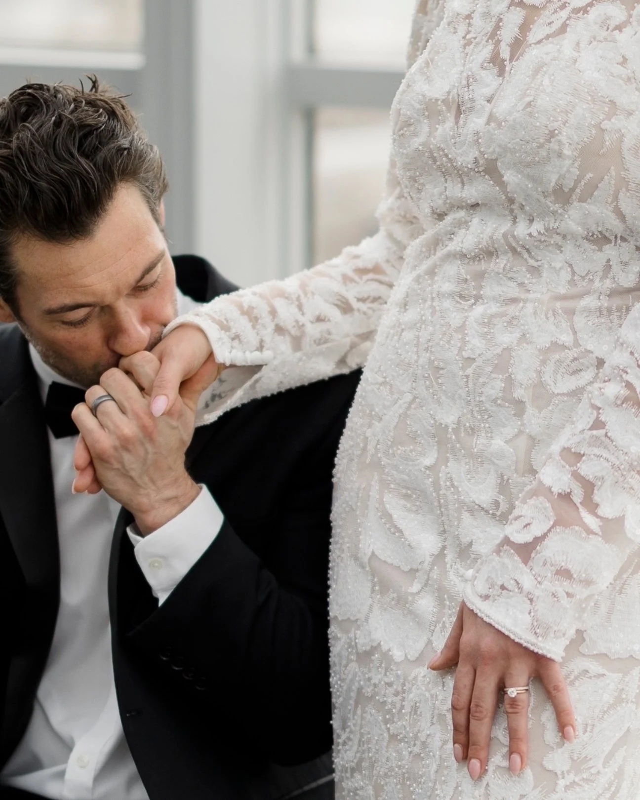 Love sweet little moments and tender touches 🤍 

🏷️
Photography: @juliahunterphotography
Hosts: @jessicablackburnphotography @brandypaigephotography
Florals &amp; table design: @bearrootsfloral
Day of coordination: @tracey.castrejon 
Content creati