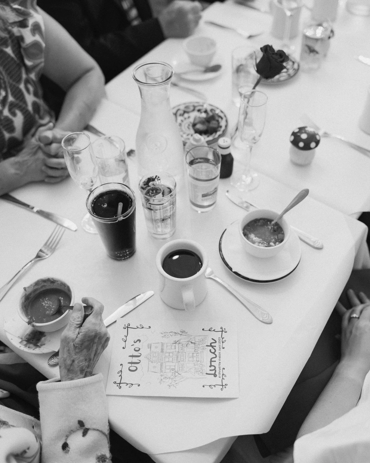 After their courthouse ceremony, Molly and Canon celebrated with lunch at Otto&rsquo;s surrounded by their closest family. Stories shared over soup, champagne toasts, and the kind of laughter that fills the room with warmth. 🥂✨