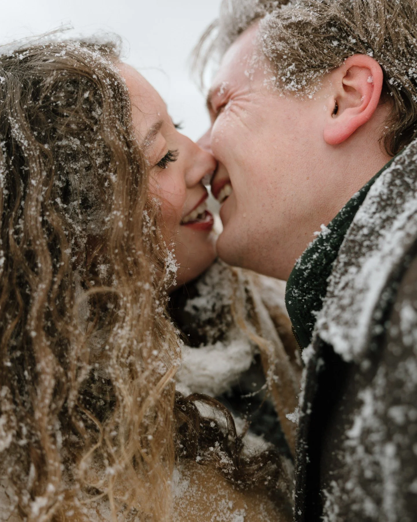 Snowy days always remind me of this sweet session from last winter with Sophia + Reed. Hope you&rsquo;re all staying warm and safe today! ❄️☃️