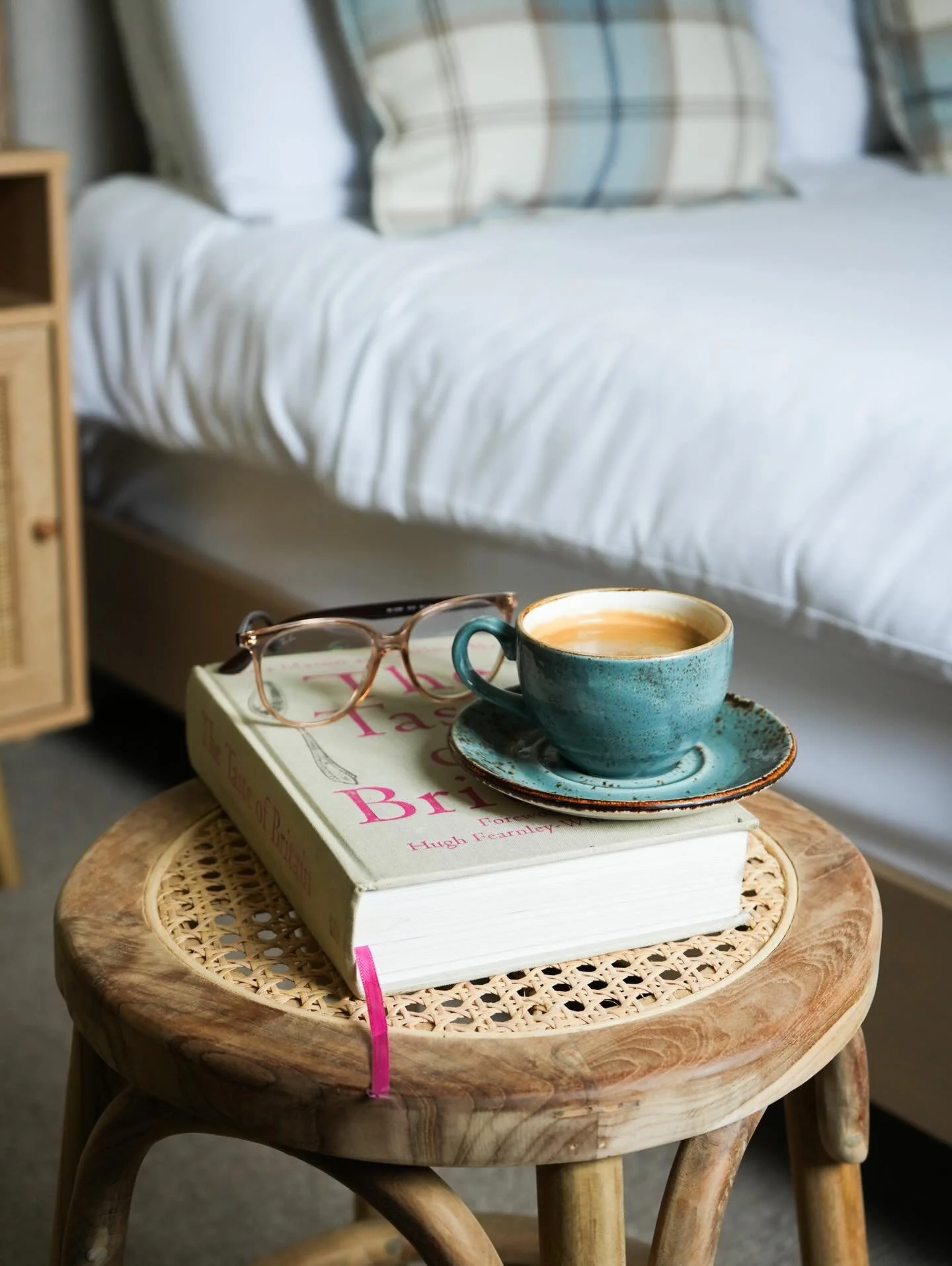 Hot coffee, a well-loved book and a moment just for you.
Winter days were made for places like this.☕ 

#themousetrapinn #January #thecotswolds