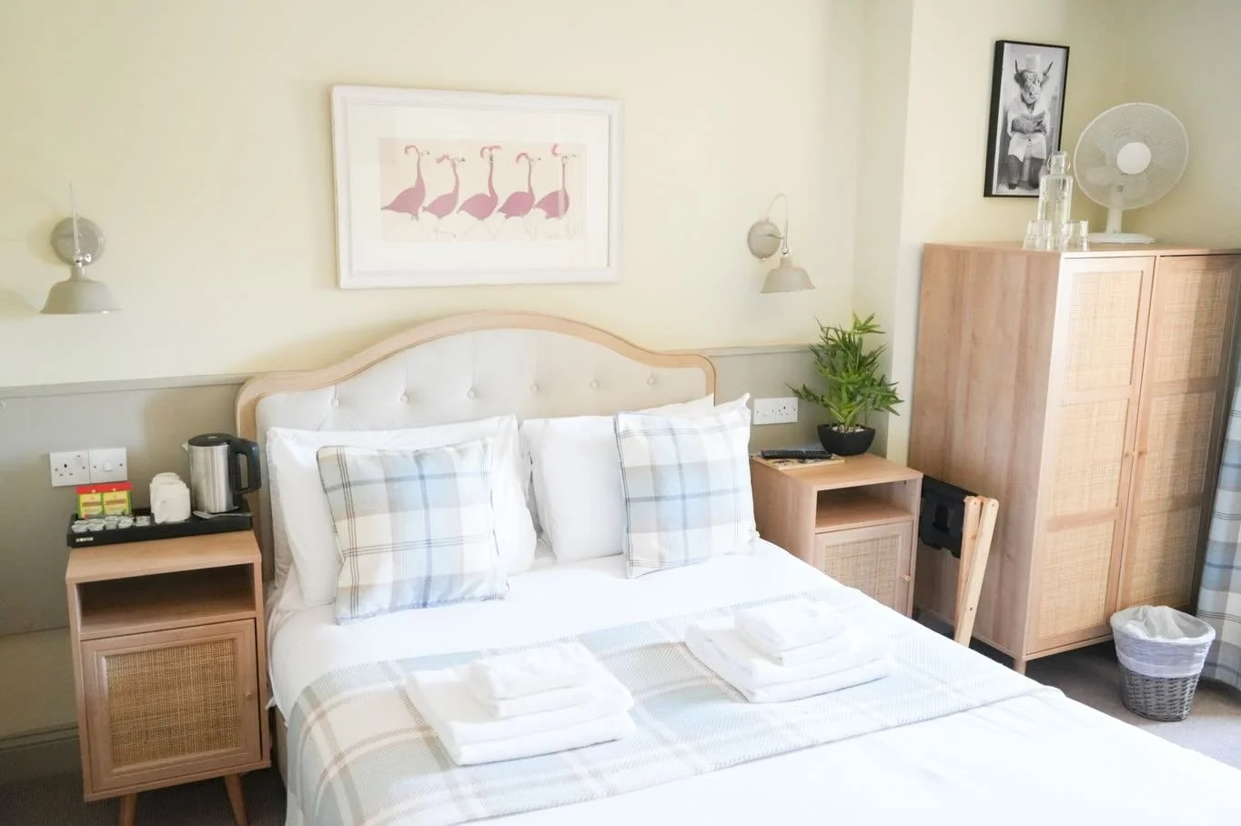 Swipe for a closer look at one of our rooms! They&rsquo;ve got everything you need for the perfect pit stop while exploring the Cotswolds🛏️ 

#ukstaycation #cotswoldsstays #thecotswolds