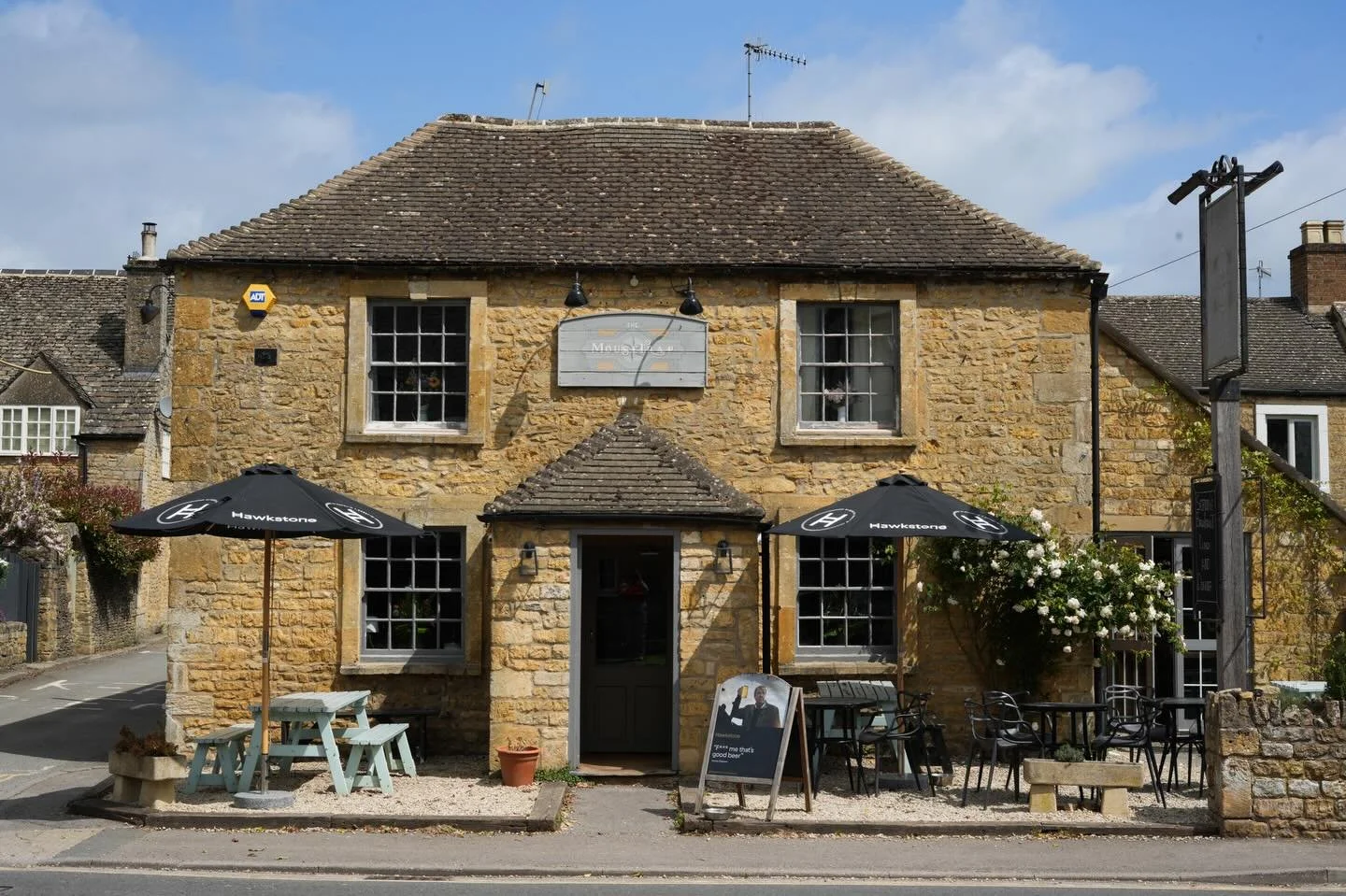 Hello March! 💐 

We can&rsquo;t wait to welcome spring. Longer days, sunnier skies and more excuses to go for long walks to the pub 😏 

#themousetrapinn #visitthecotswolds #spring