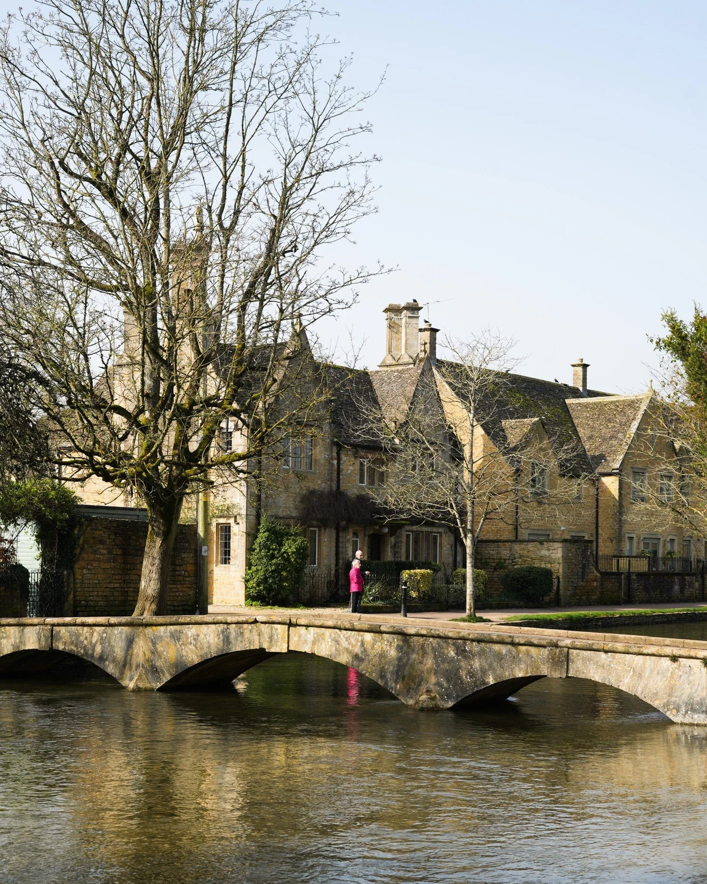 Sun&rsquo;s out in Bourton on the Water☀️🌿
Perfect day for a stroll, to soak up the scenery.

#themousetrapinn #bourtononthewater #thecotswolds #spring