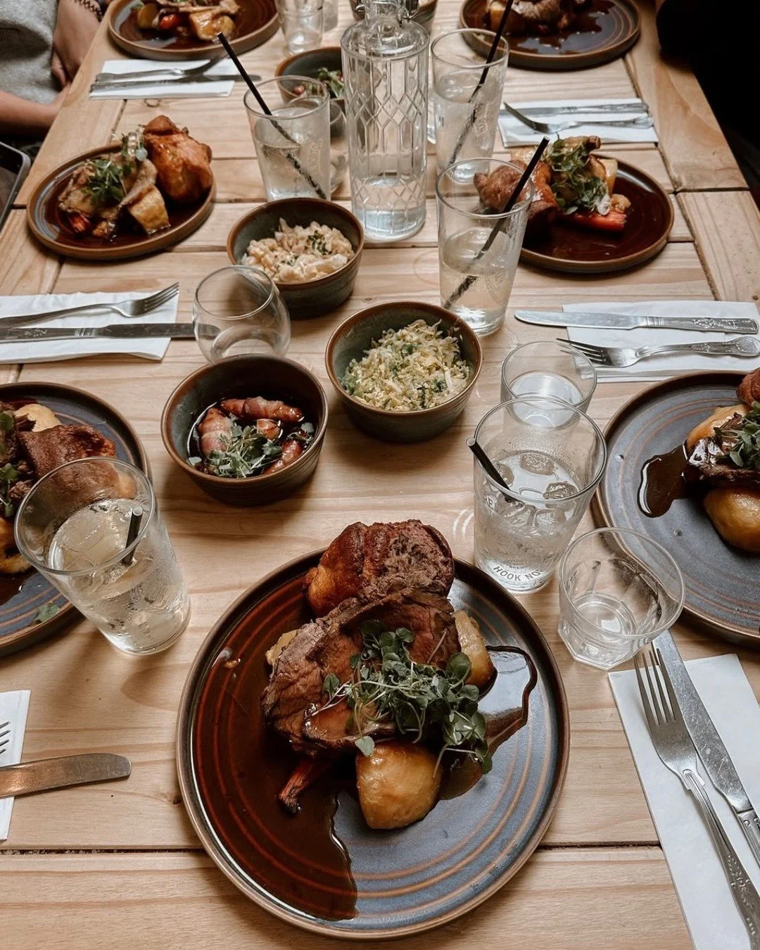 Join us on Sunday for a hearty roast, perfectly cooked and served with all the trimmings. yum. yum. yum. 

Table spread captured by @sophiecallahan 

#themousetrapinn #sundayroast #thecotswolds #bourtononthewater