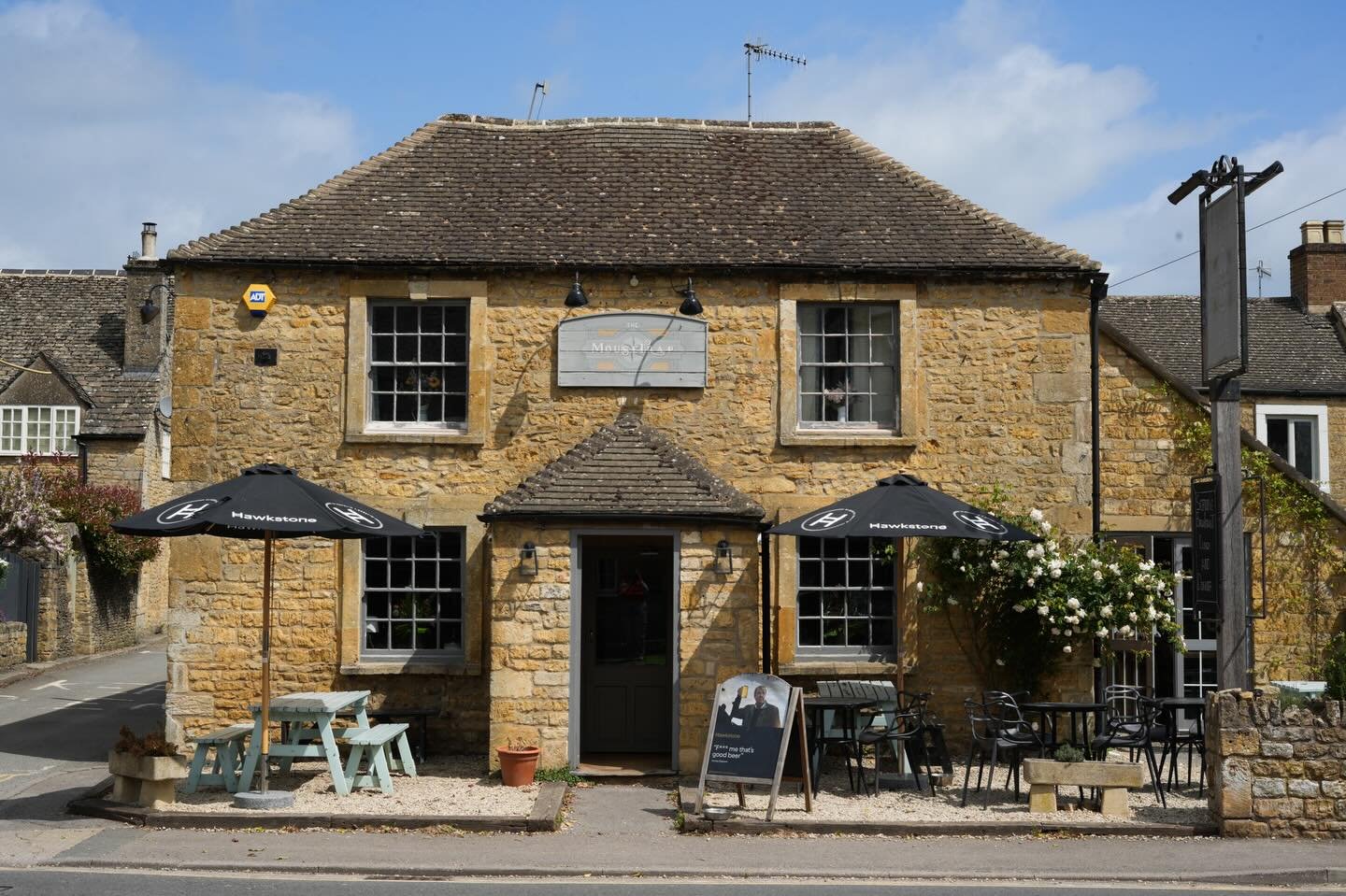 Hello March! 💐 

We can&rsquo;t wait to welcome spring. Longer days, sunnier skies and more excuses to go for long walks to the pub 😏 

#themousetrapinn #visitthecotswolds #spring