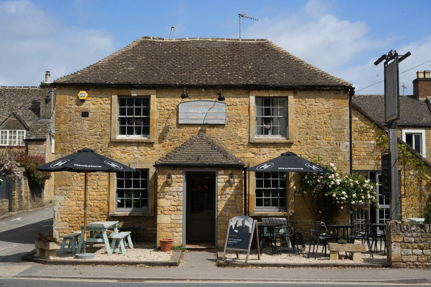 Sipping sunshine at Bourton on the Water&rsquo;s coziest pub 🌞🍻 

#bourtononthewater #themousetrapinn #thecotswolds #spring