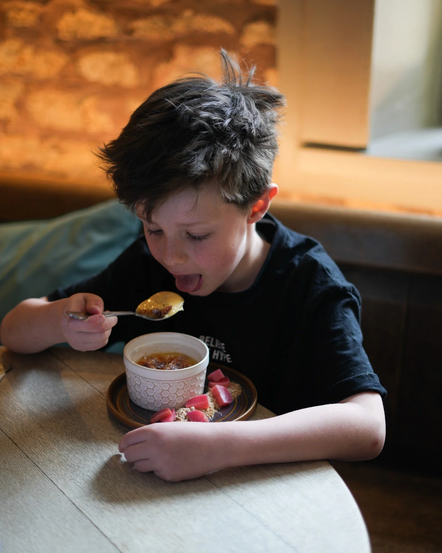 When dessert isn&rsquo;t optional&hellip; it&rsquo;s essential 😏🍮
Sonny getting stuck into our cr&egrave;me br&ucirc;l&eacute;e with poached rhubarb, and not a crumb left behind.
We don&rsquo;t blame him.

#pubfood #desserttime #cotswoldfood